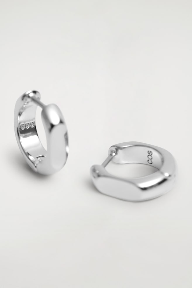 SCULPTED MINI HOOP EARRINGS — SILVER
