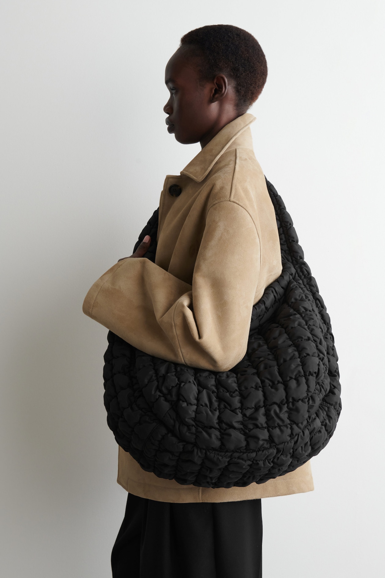 SAC BANDOULI??RE OVERSIZE MATELASS?? - NOIR | COS