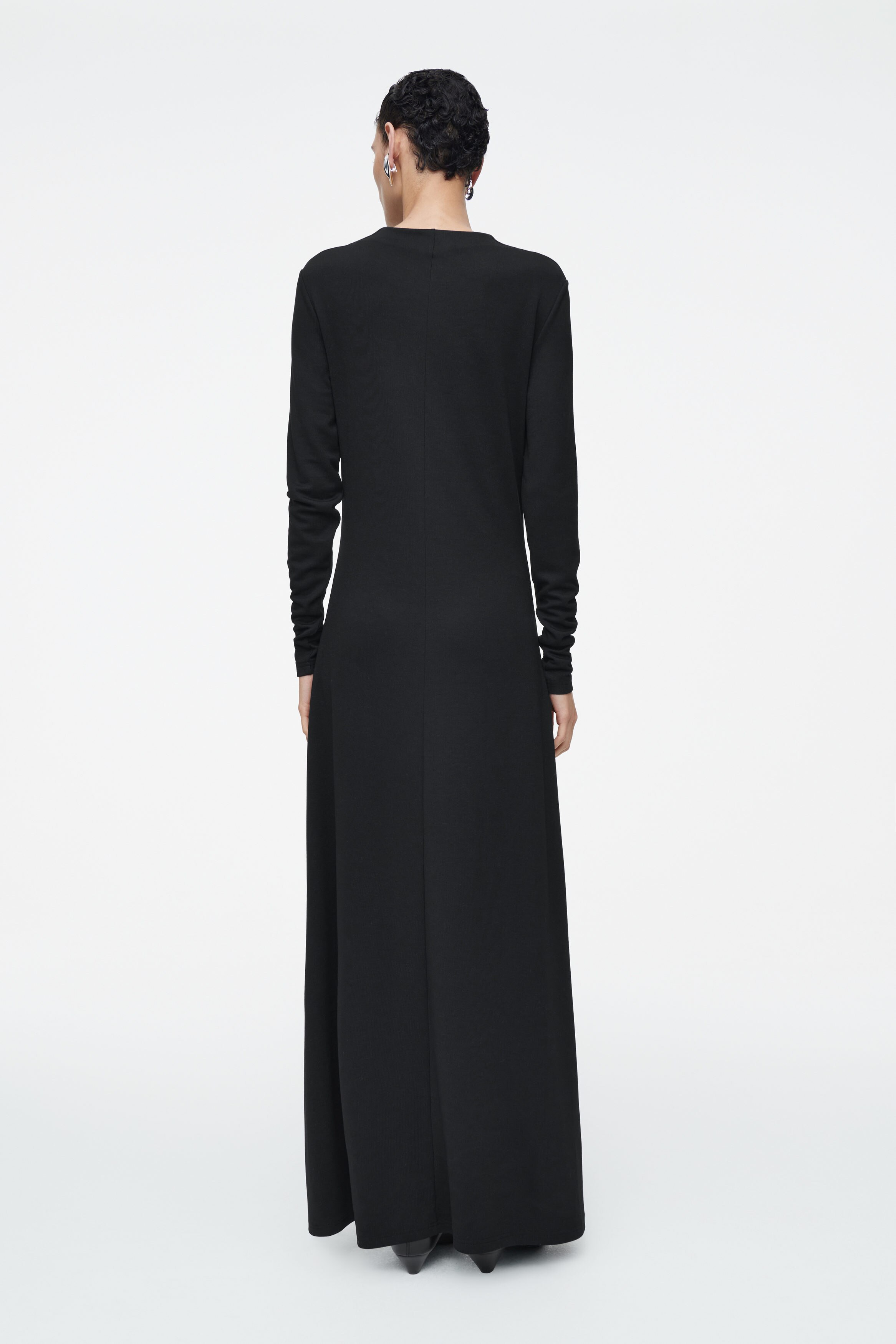 ◆KODAK◆ Essential Medium Slingback BLACK K5143LBG83BLK SUKIENKA MAXI Z DŁUGIM RĘKAWEM I LUŹNYM DEKOLTEM - CZARNY | COS