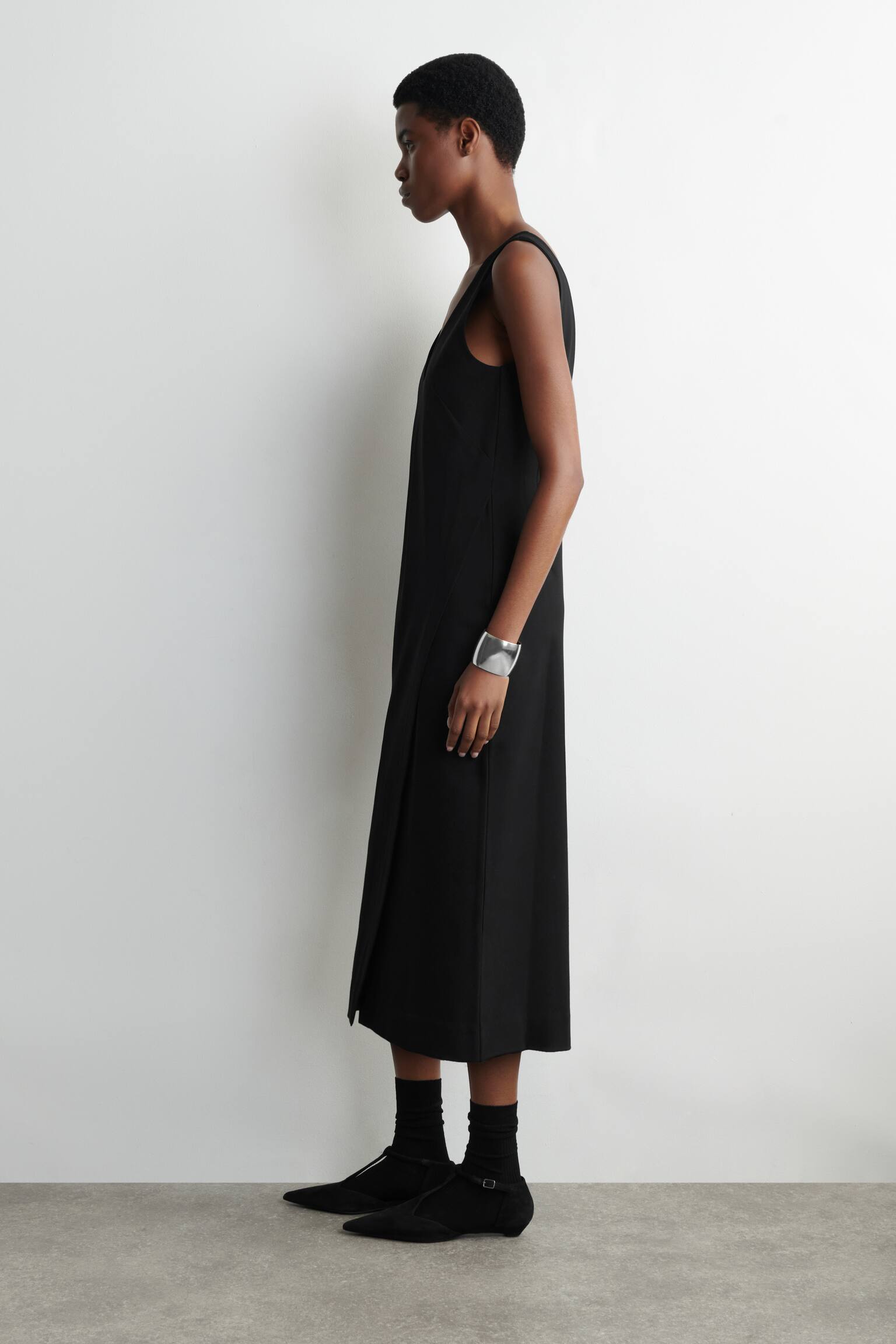 V-NECK WRAPPED MIDI DRESS - שחור - 6