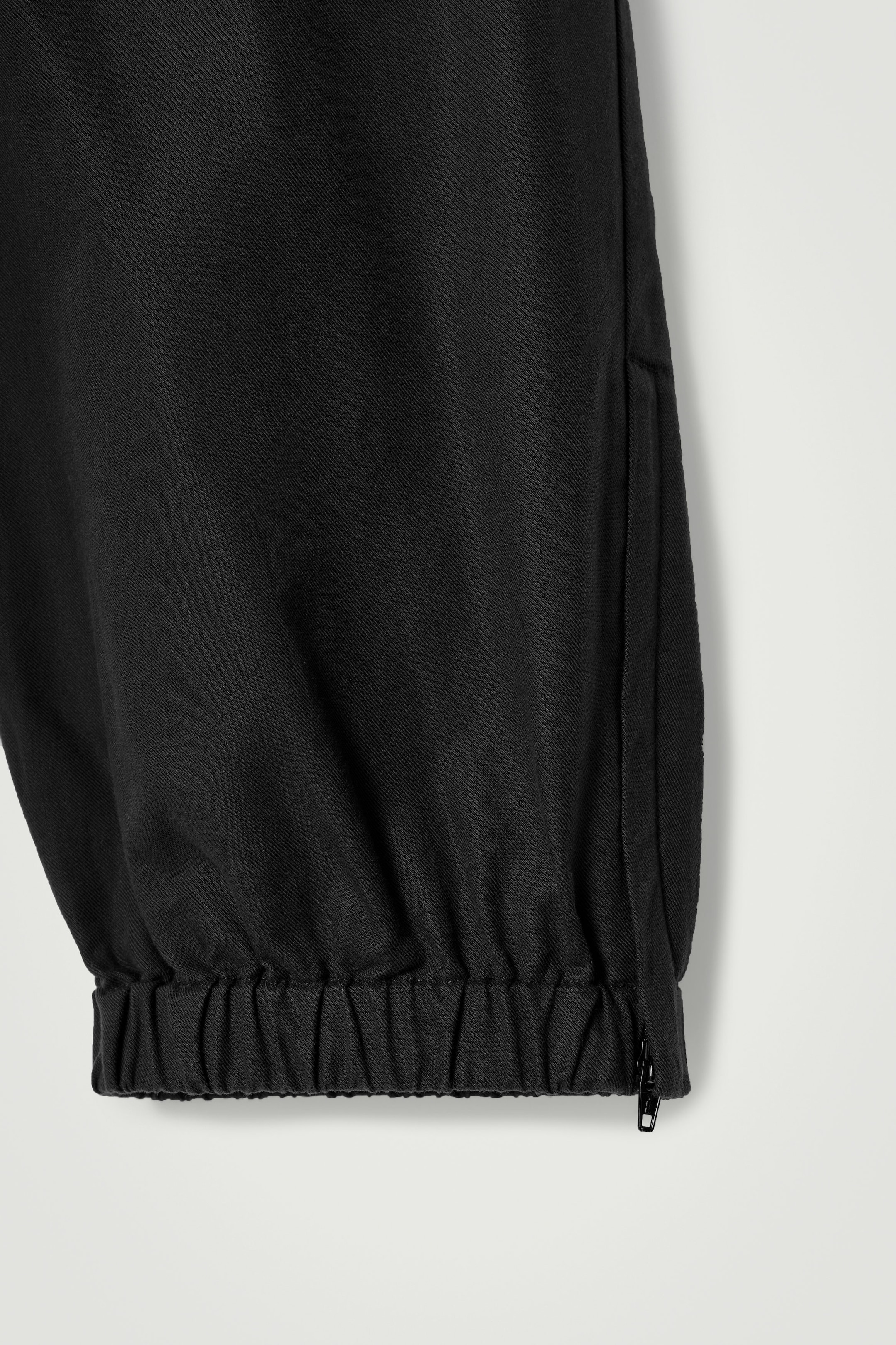ELASTICATED TAPERED TROUSERS