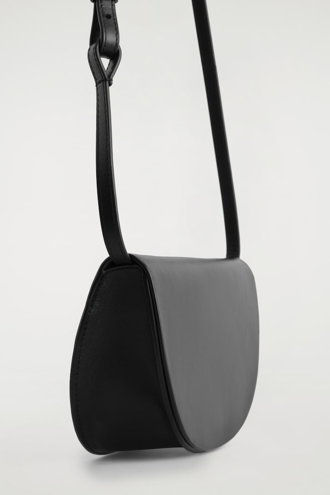 CURVED CROSSBODY BAG - LEATHER — BLACK