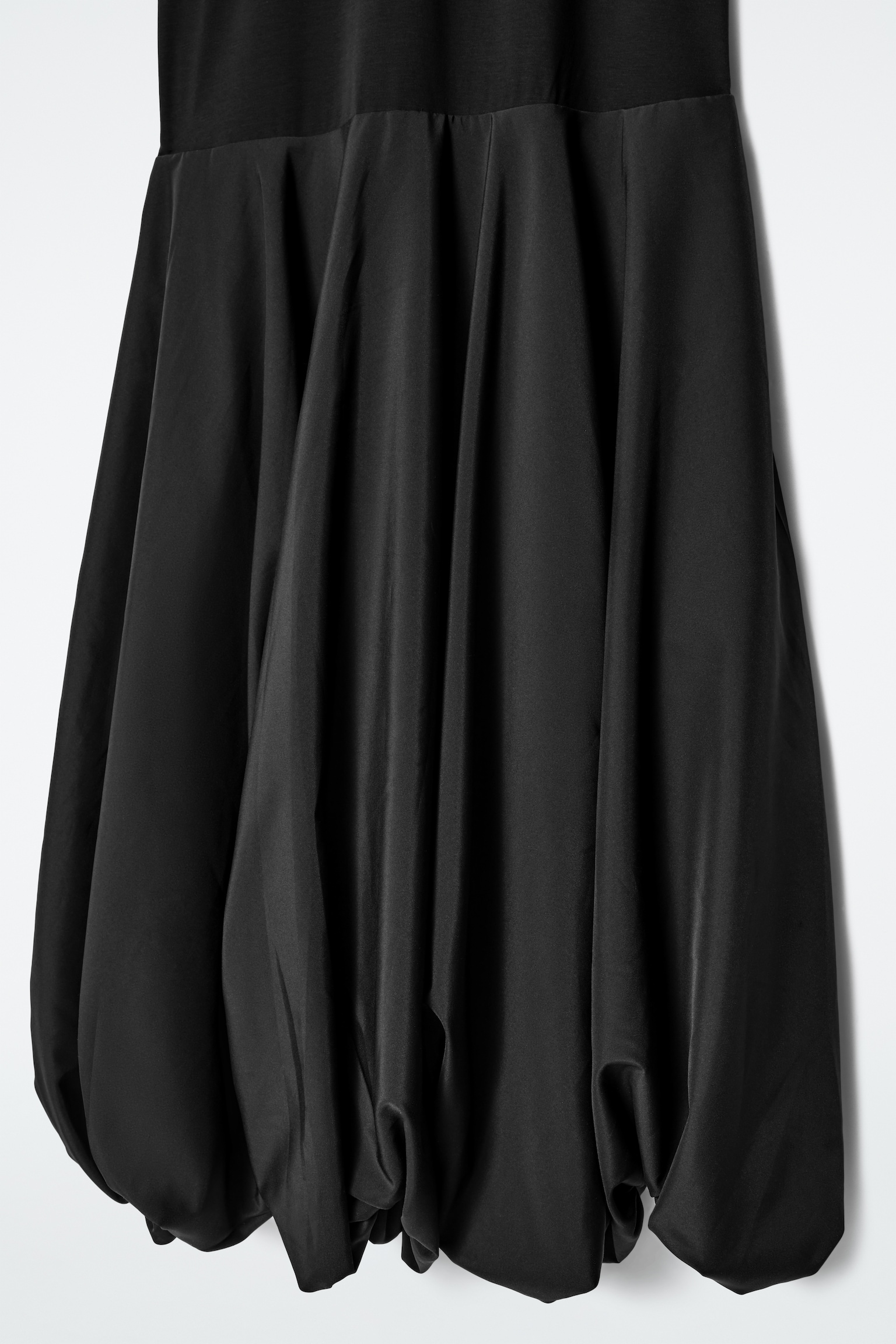 VESTIDO MIDI CON DOBLADILLO ESTILO GLOBO - NEGRO - 5