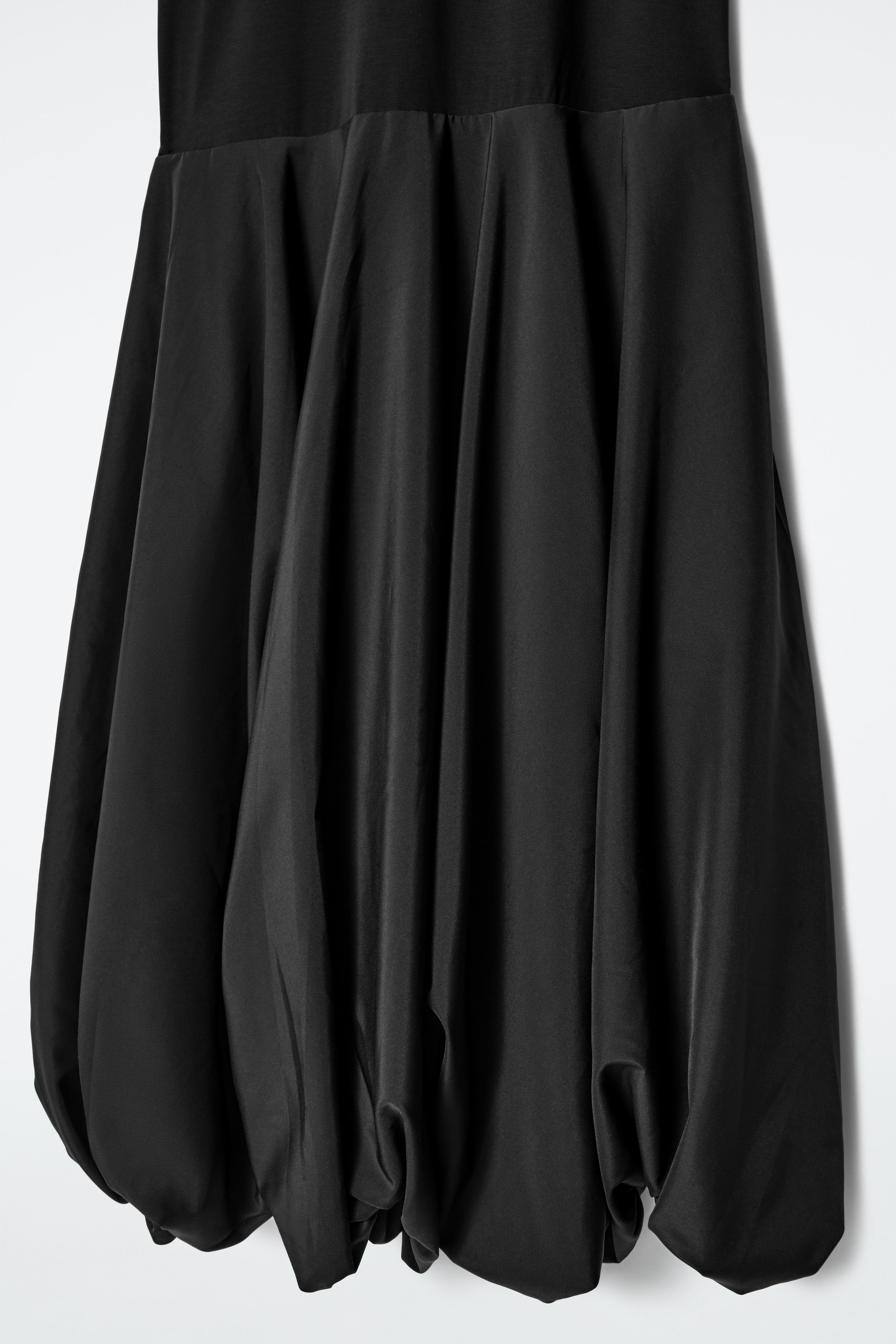 T-SHIRT-KLEID MIT BALLONSAUM