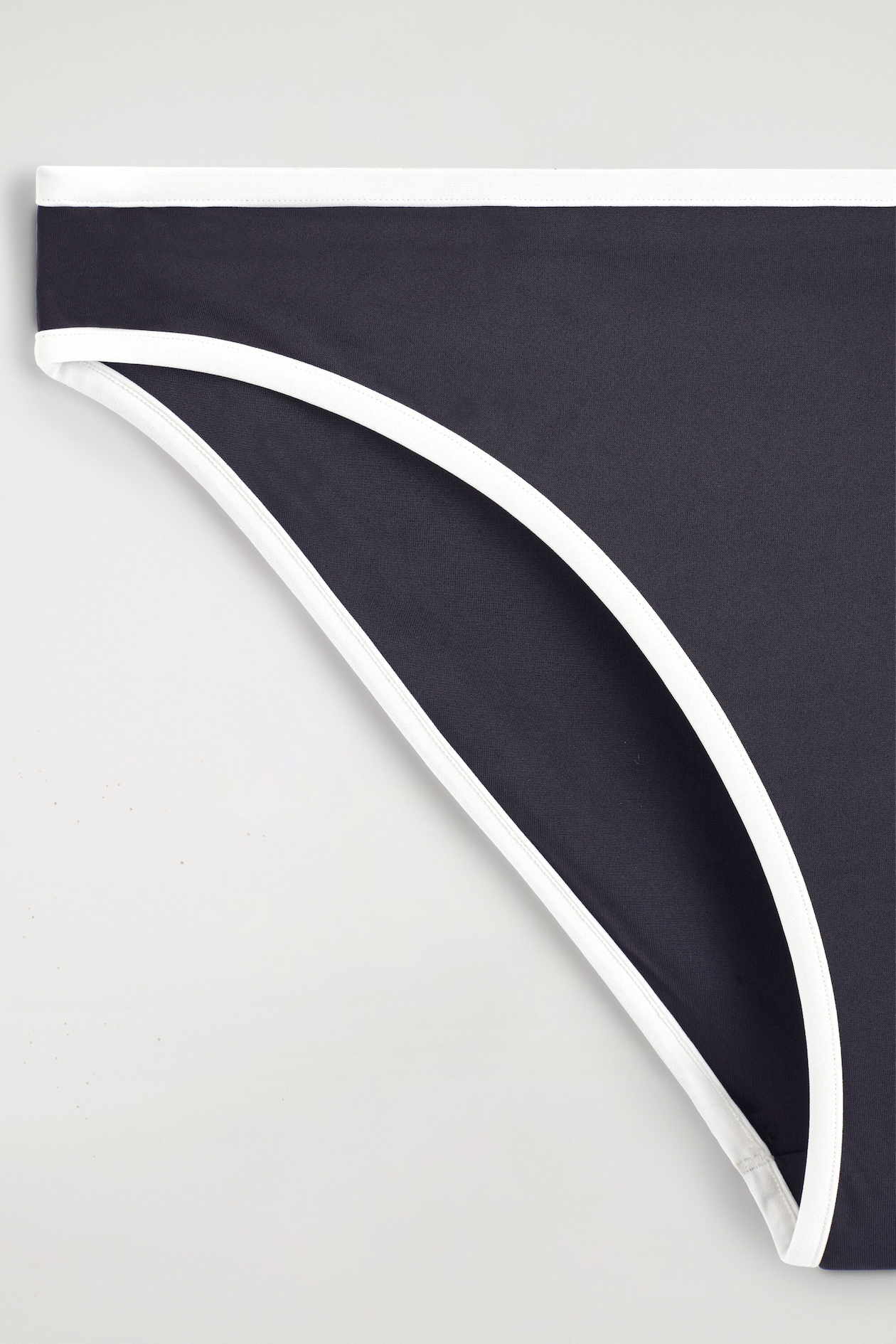 CONTRAST-TRIMMED BIKINI BRIEFS — NAVY / WHITE