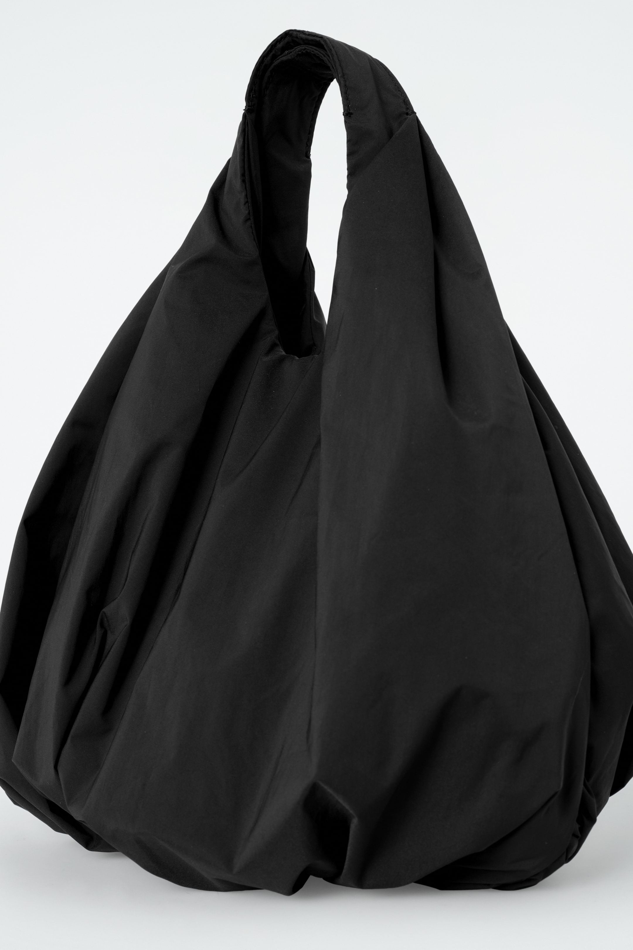 Visa större bild: CLOUD MINI TOTEBAG - SVART - DAM | H&M SE 4