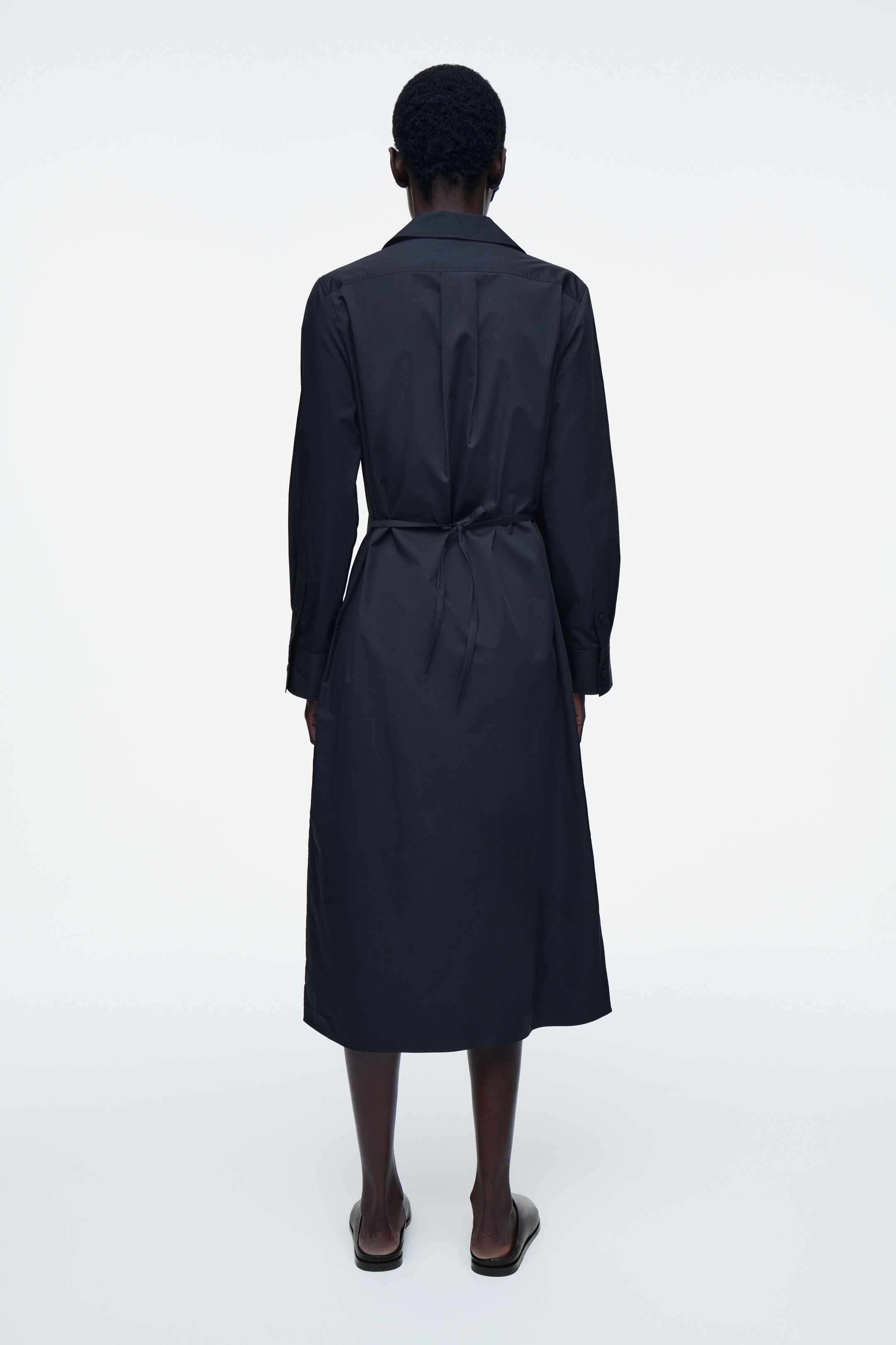 Vezi imaginea mai mare: ROCHIE CĂMAȘĂ MIDI CU DOUĂ RÂNDURI DE NASTURI - BLEUMARIN - FEMEI | H&M RO 4