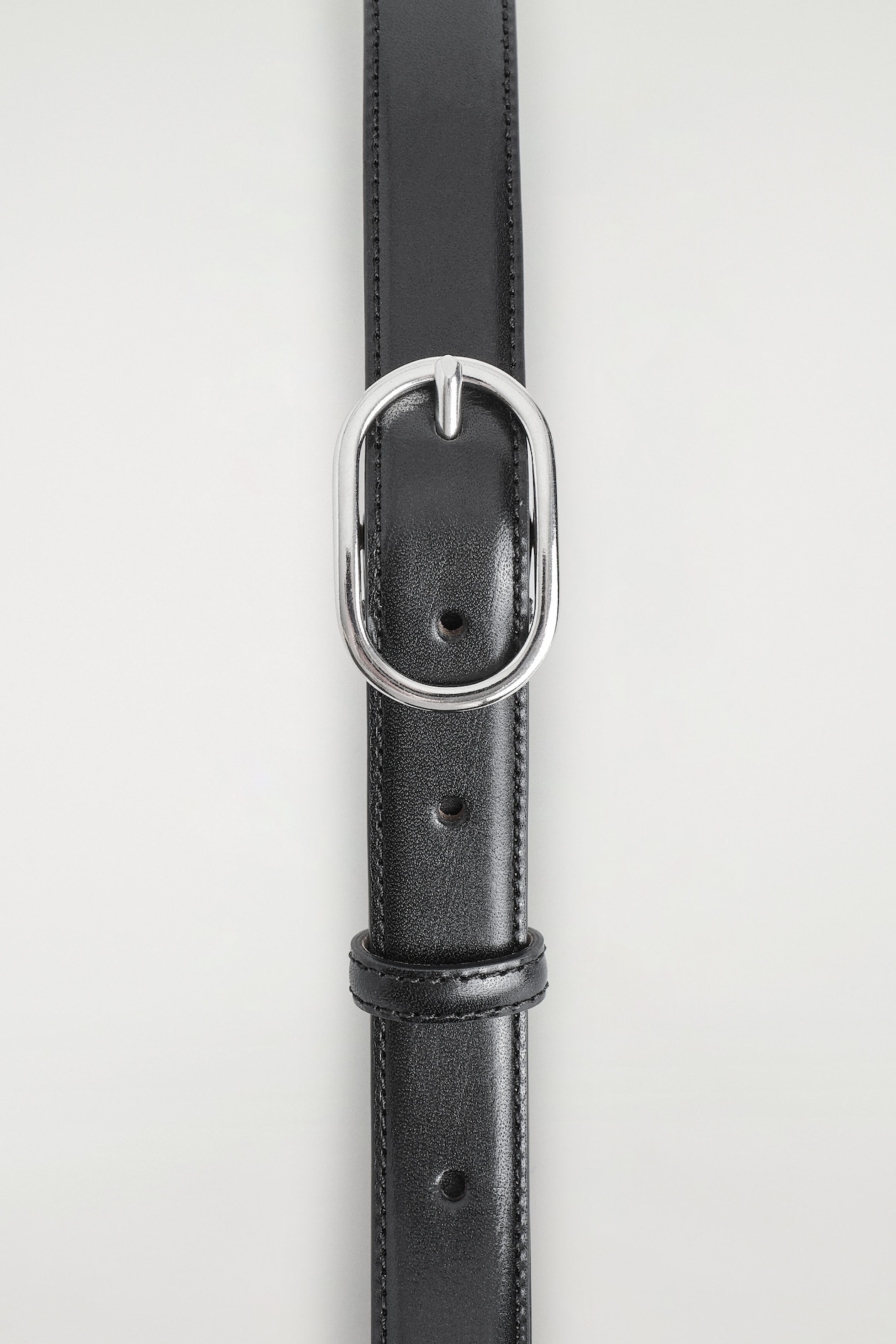 OVAL-BUCKLE LEATHER BELT — BLACK / SILVER