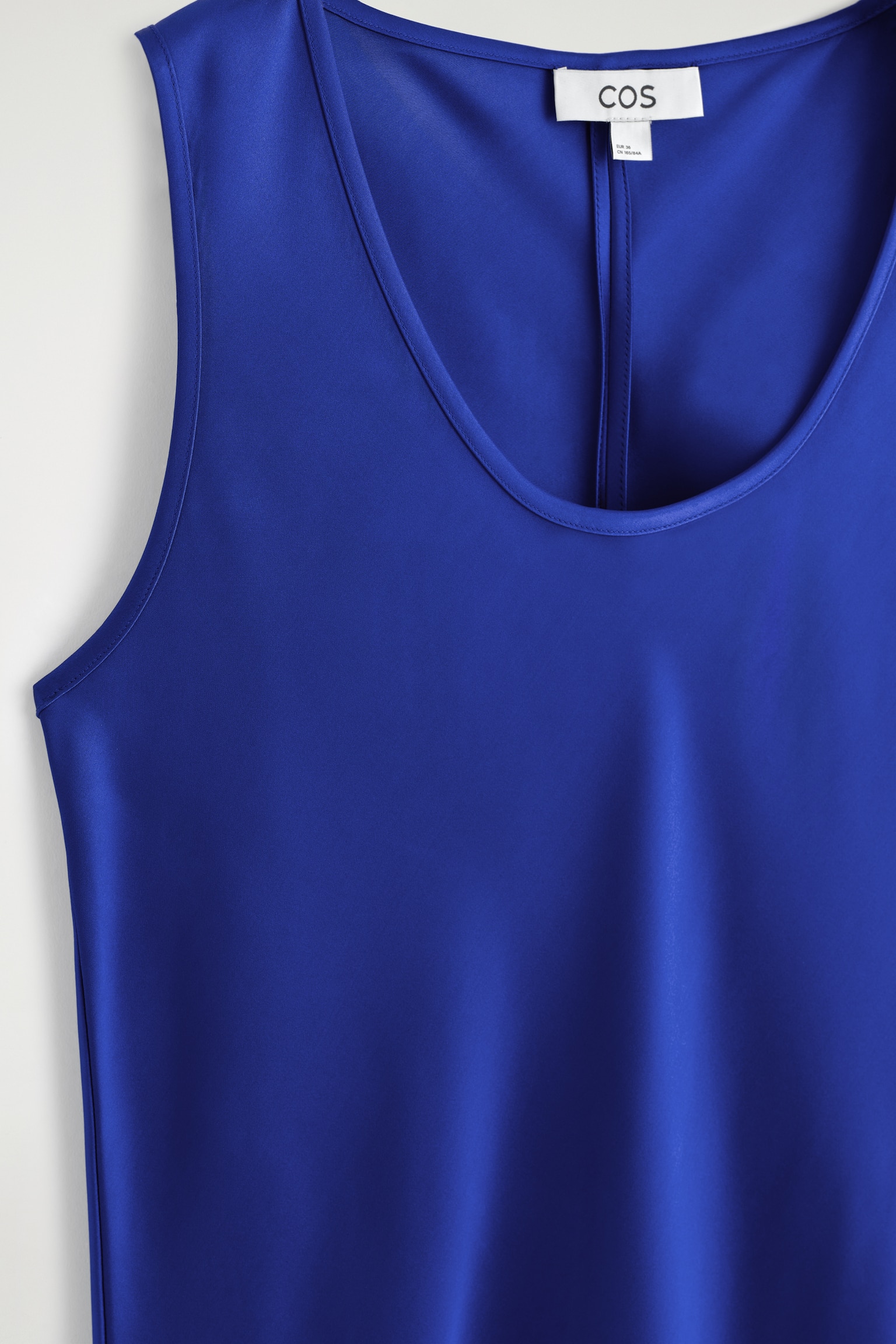 MIDIKLÄNNING MED DJUP HALSRINGNING I SATIN-BLÅ - 5