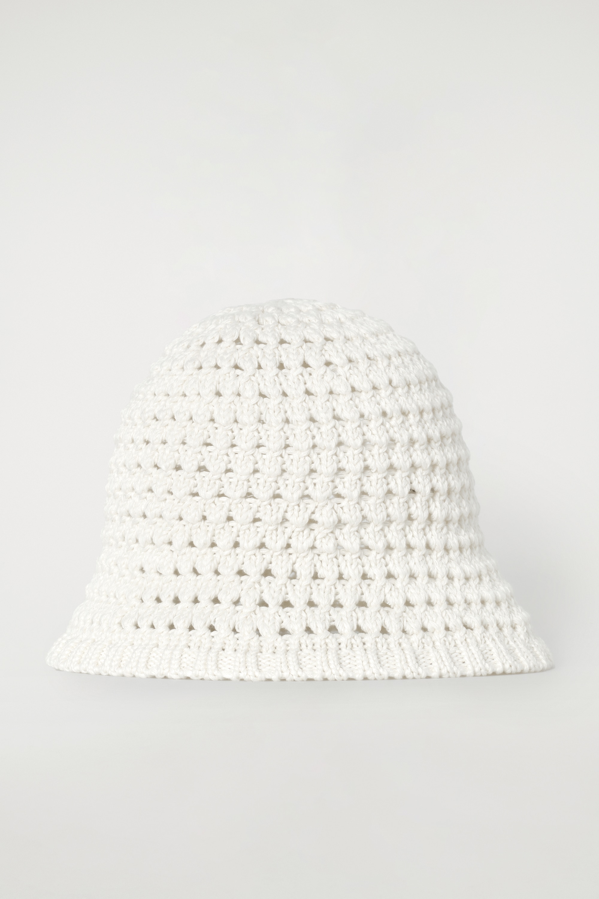 CROCHET BUCKET HAT - WHITE/BURGUNDY