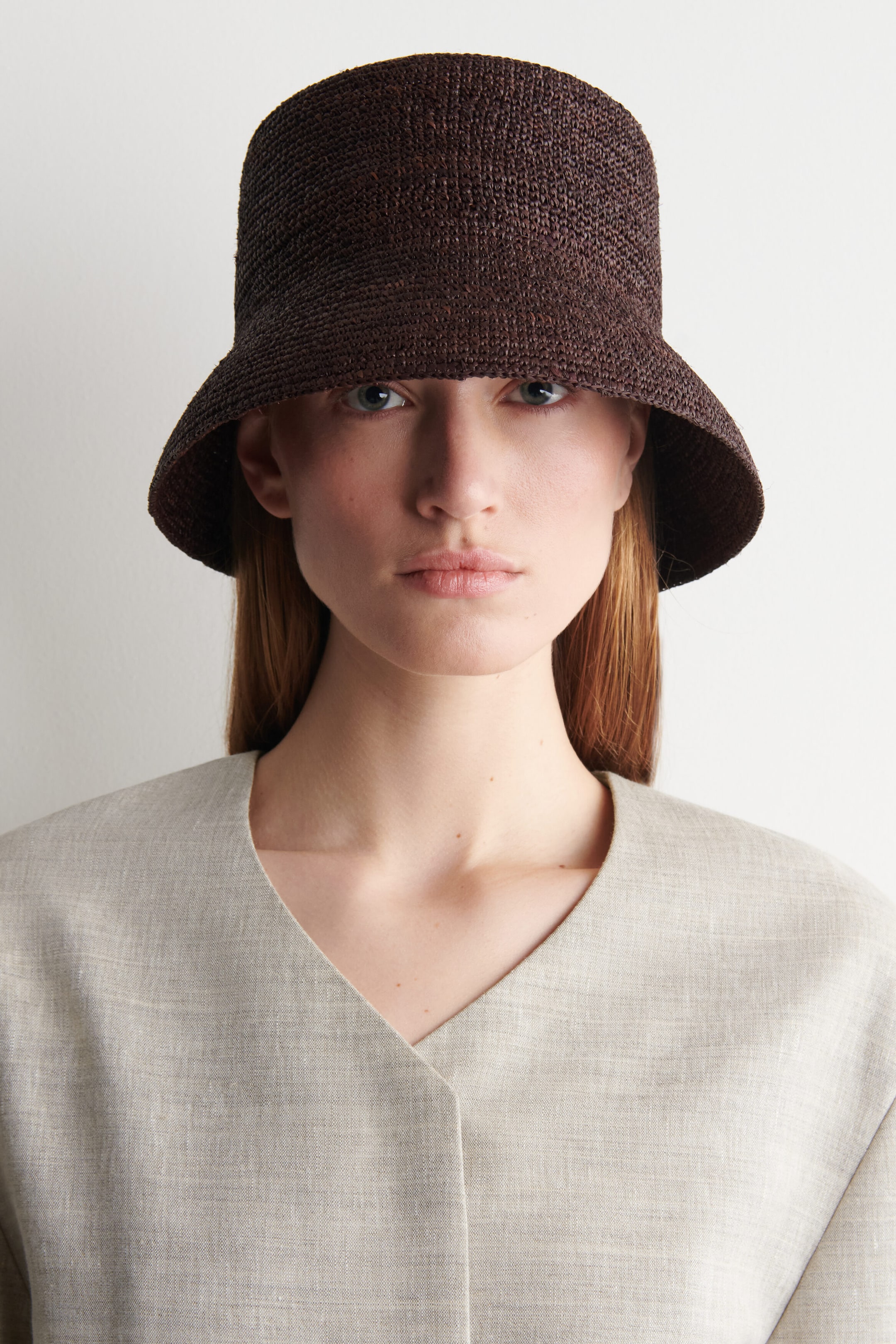 KAPELUSZ TYPU BUCKET Z RAFII