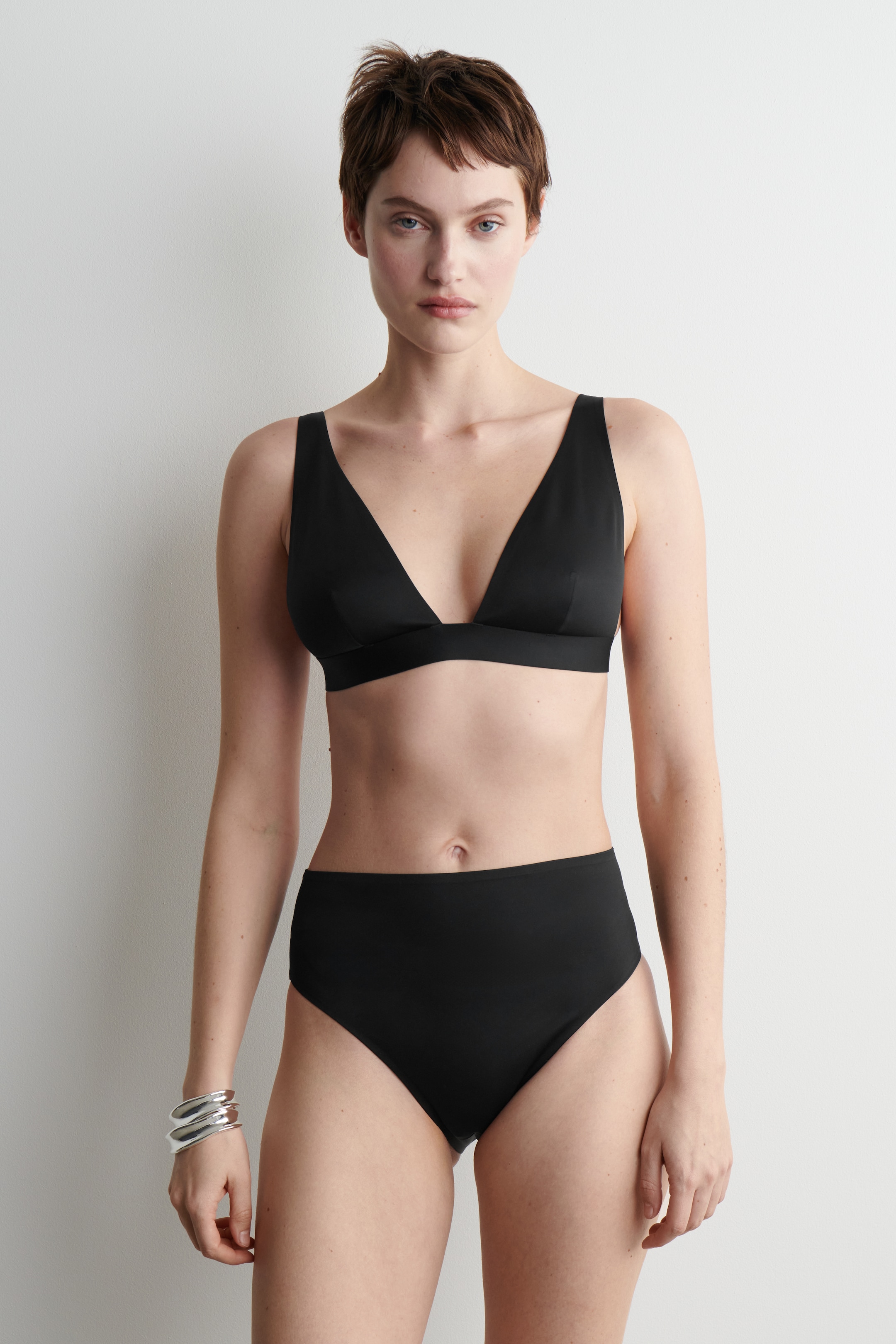 Grösseres Bild ansehen: BIKINIOBERTEIL AUS SCUBA - SCHWARZ - DAMEN | H&M CH 1