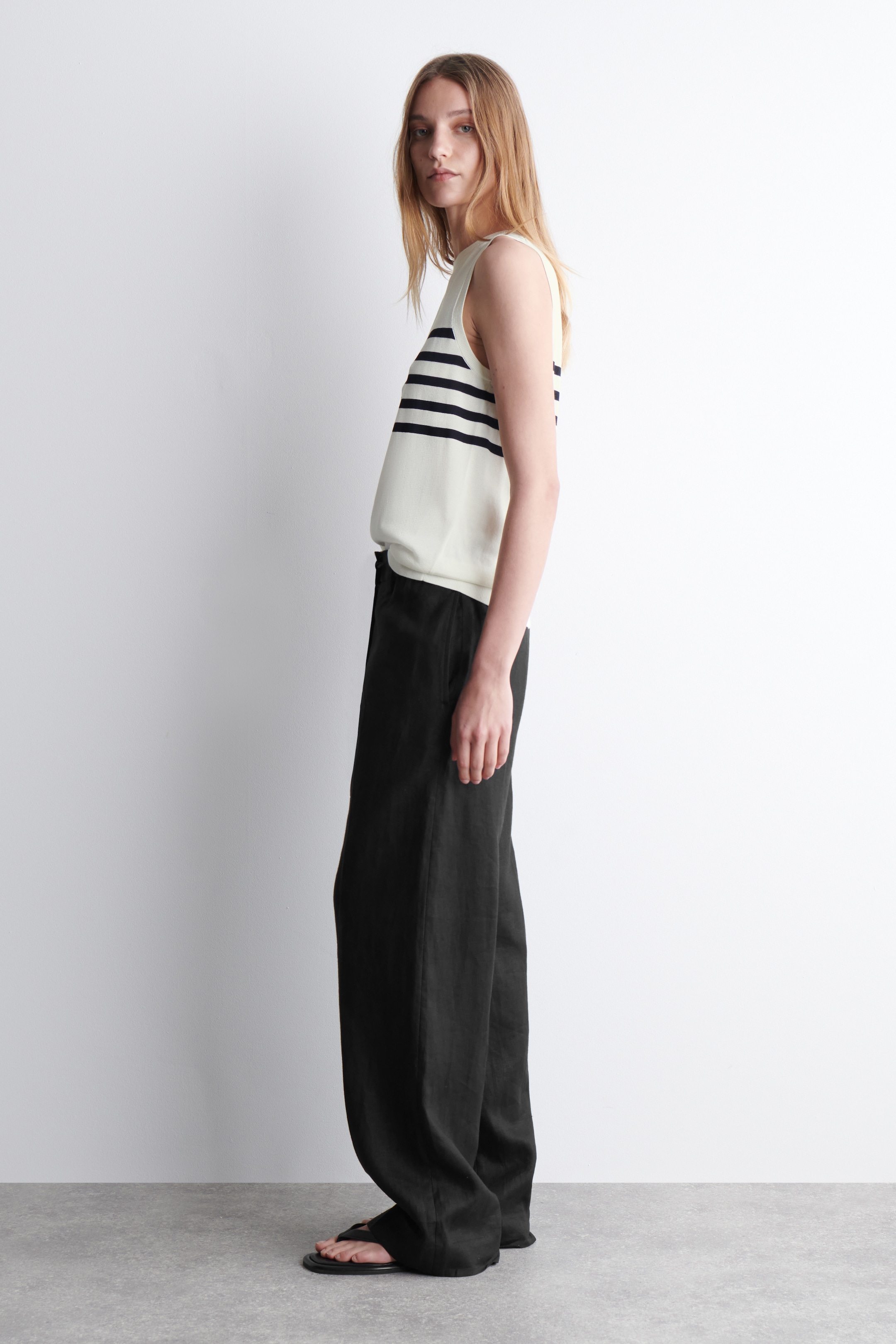 Se større billede: STRIKKET TANKTOP MED STRIBER - HVID / SORT / STRIBET - DAME | H&M DK 2