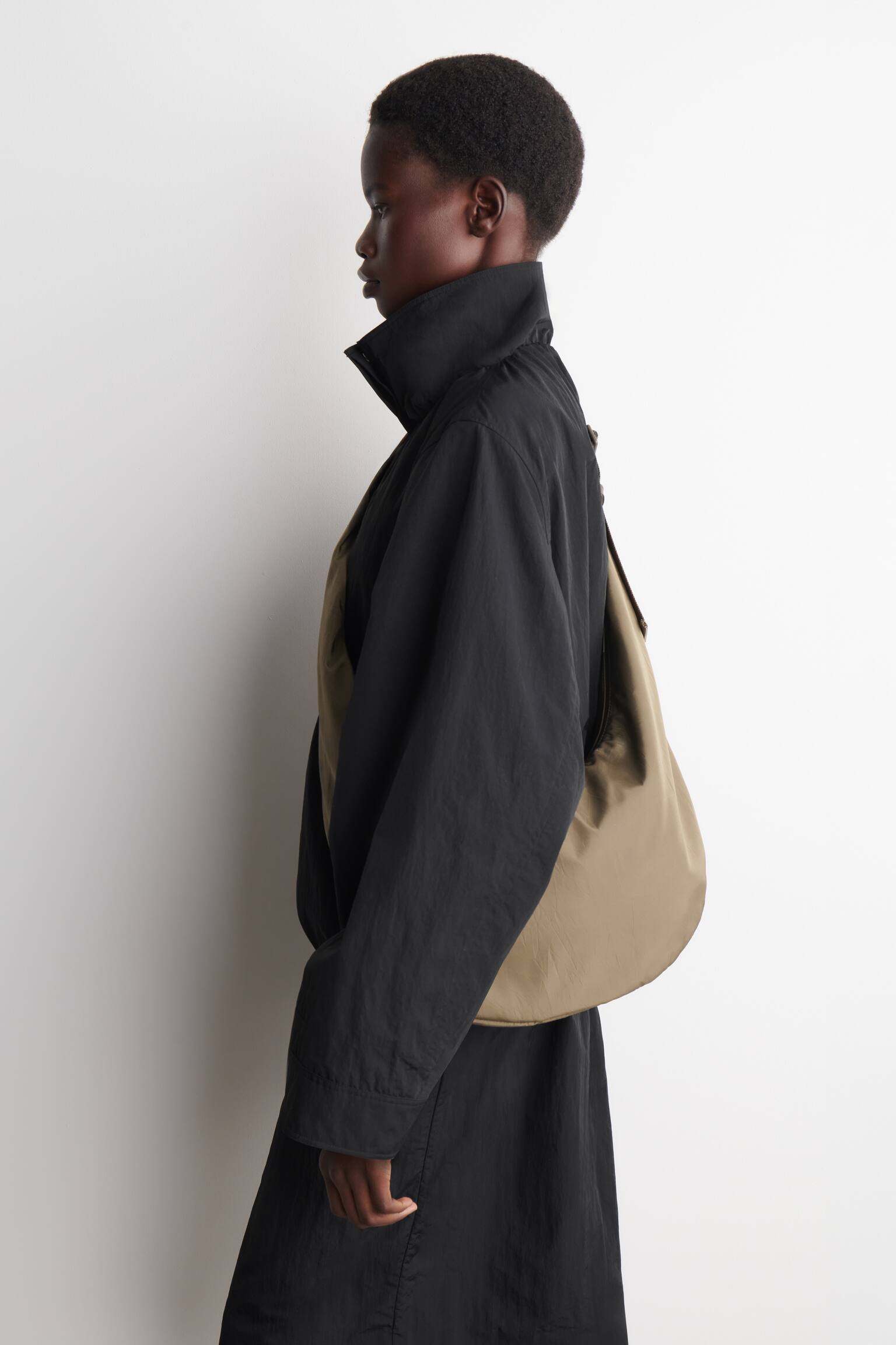 ZAOBLENÁ CROSSBODY TAŠKA - Z VRÁSKAVEJ ŠKRUPINY - TMAVÁ BÉŽOVÁ - 5