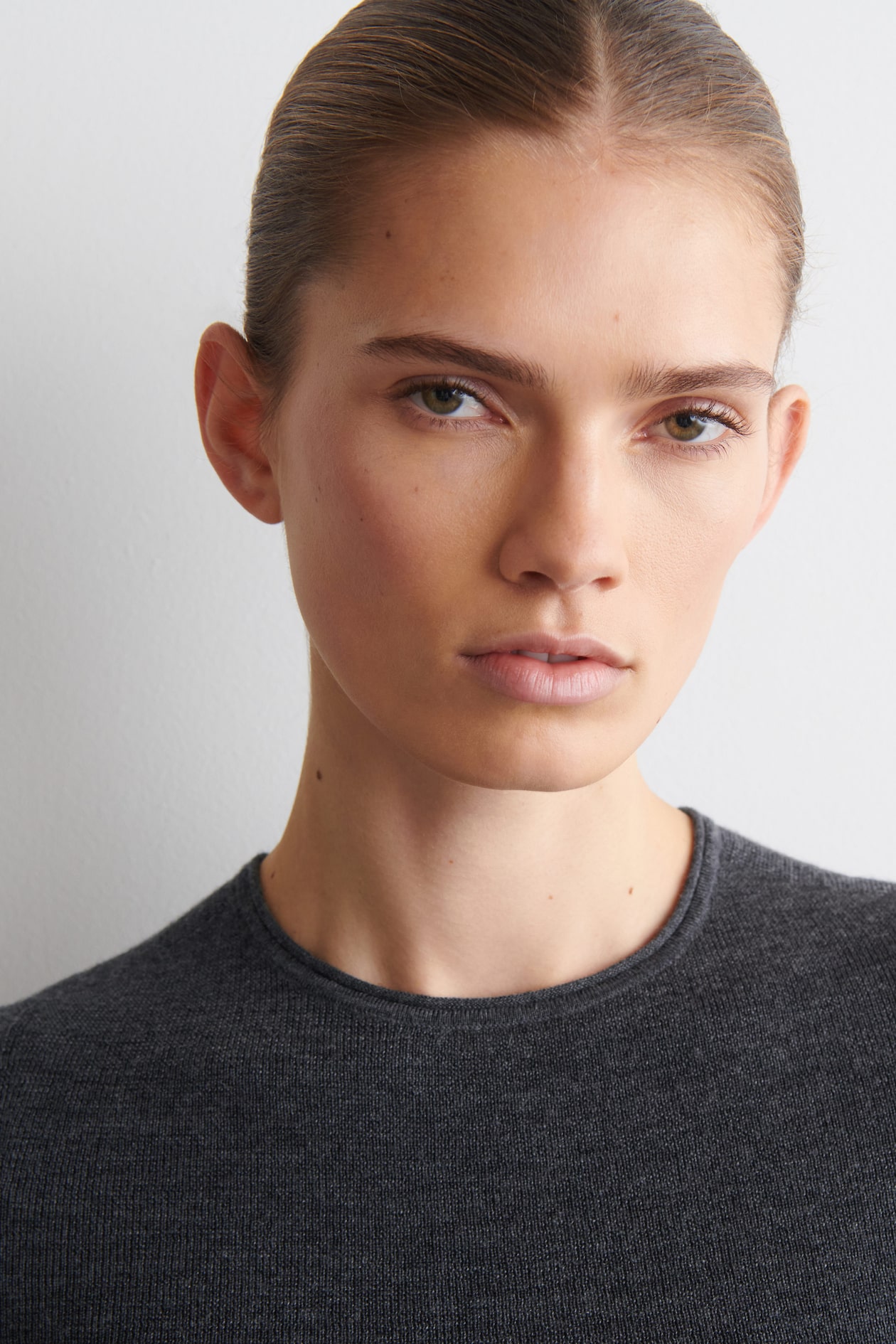 SEAMLESS MERINO WOOL T-SHIRT — CHARCOAL MÉLANGE
