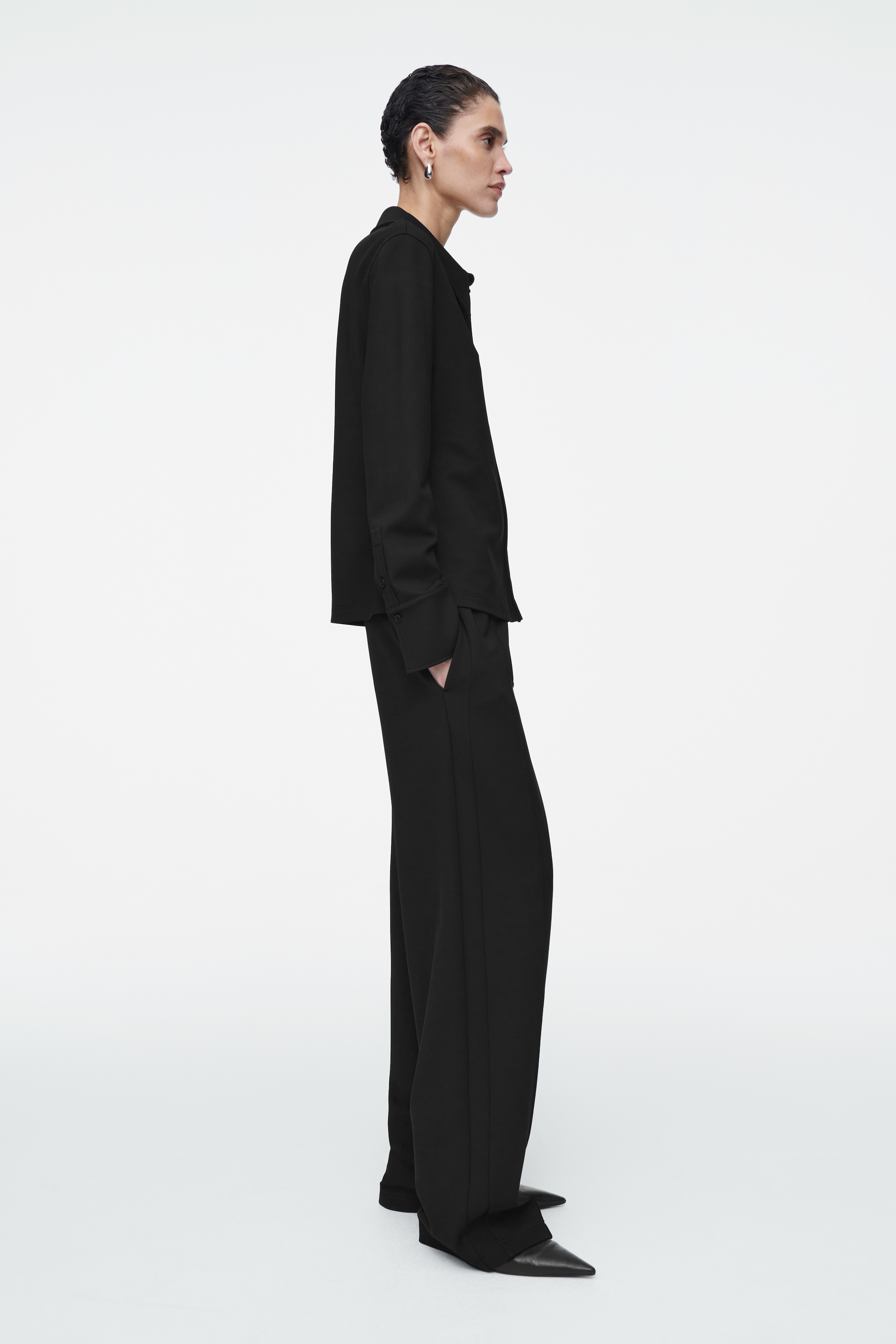 Grösseres Bild ansehen: SCHMAL GESCHNITTENES JERSEYHEMD MIT SPITZEM KRAGEN - SCHWARZ - DAMEN | H&M CH 6