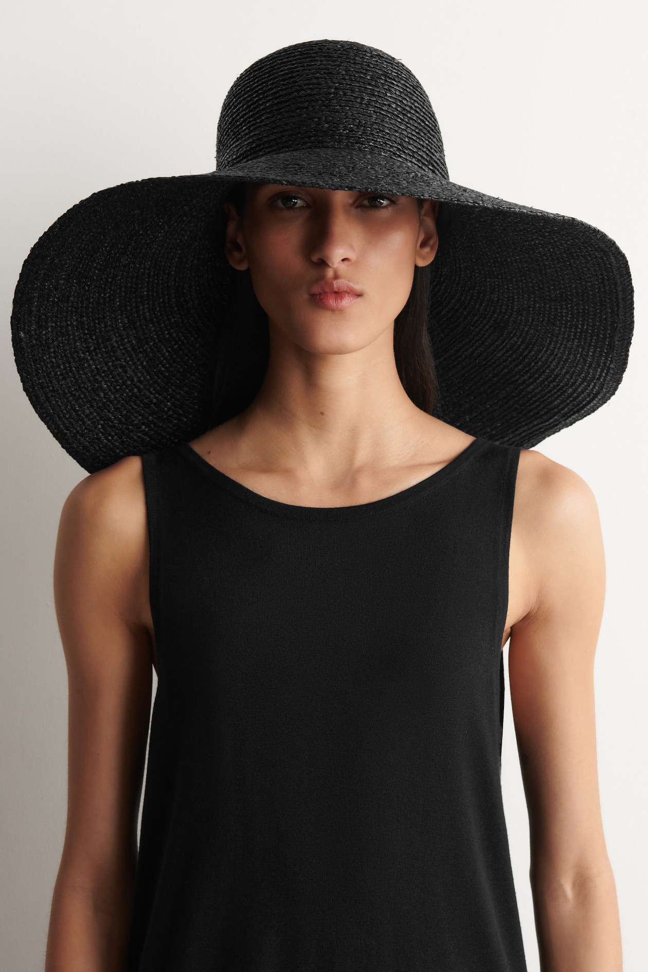 WIDE-BRIM RAFFIA HAT — BLACK