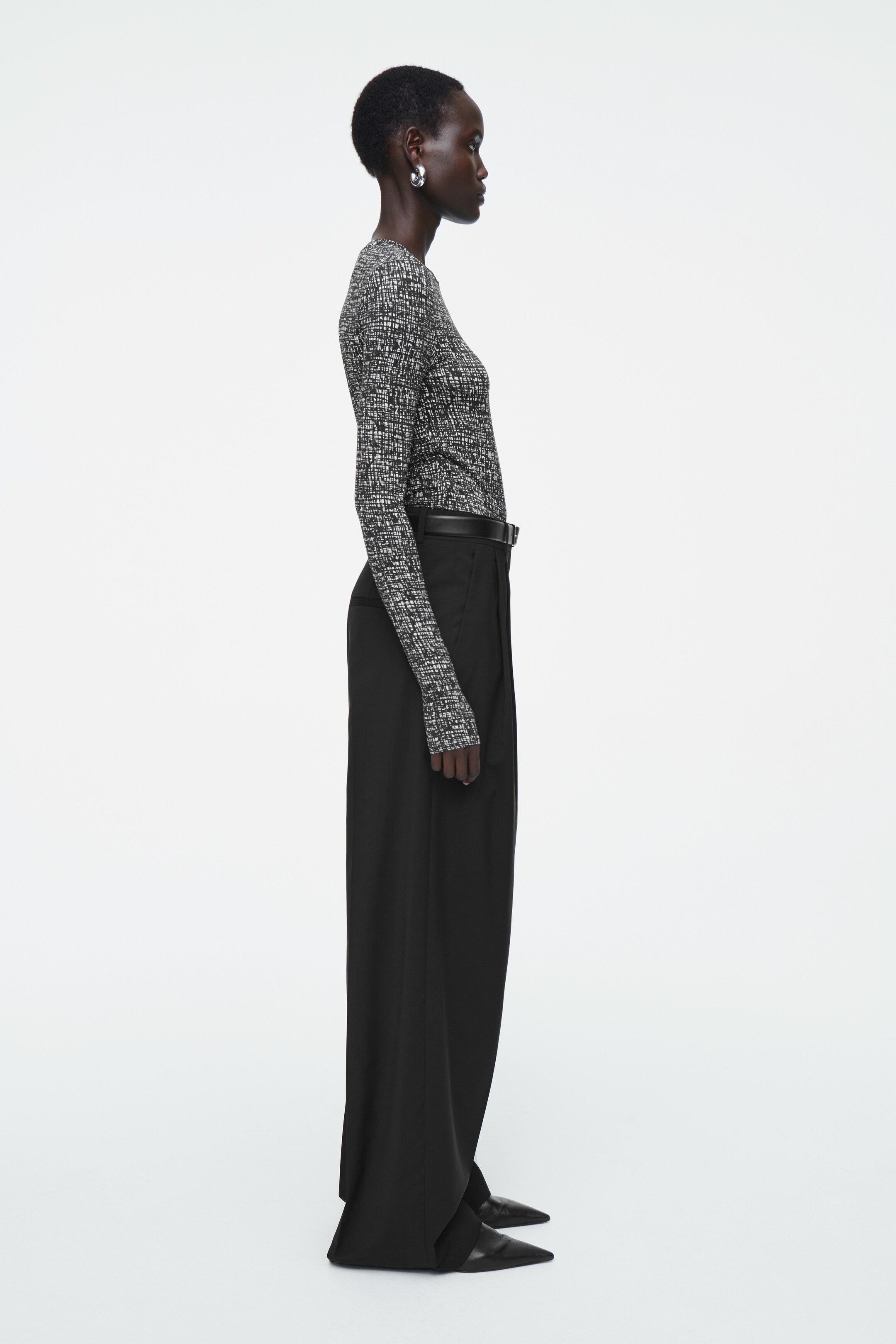 Grotere afbeelding bekijken: SLANKE LICHTGEWICHT LANGEMOUWEN TOP - BLACK / WHITE - DAMES | H&M BE 3