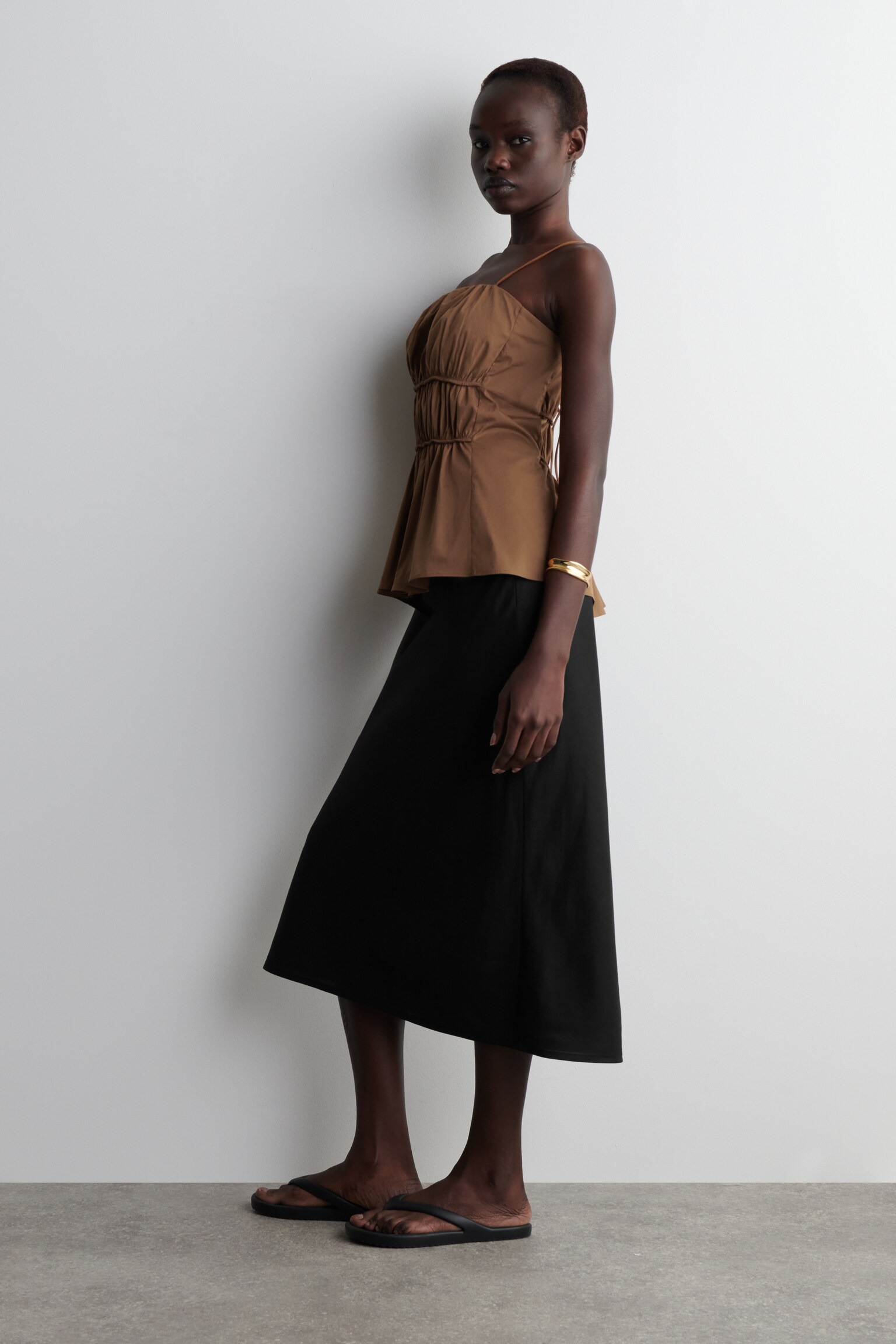 TOP FRUNCIDO CON PEPLUM DE ALGODÓN - MARRÓN - 5
