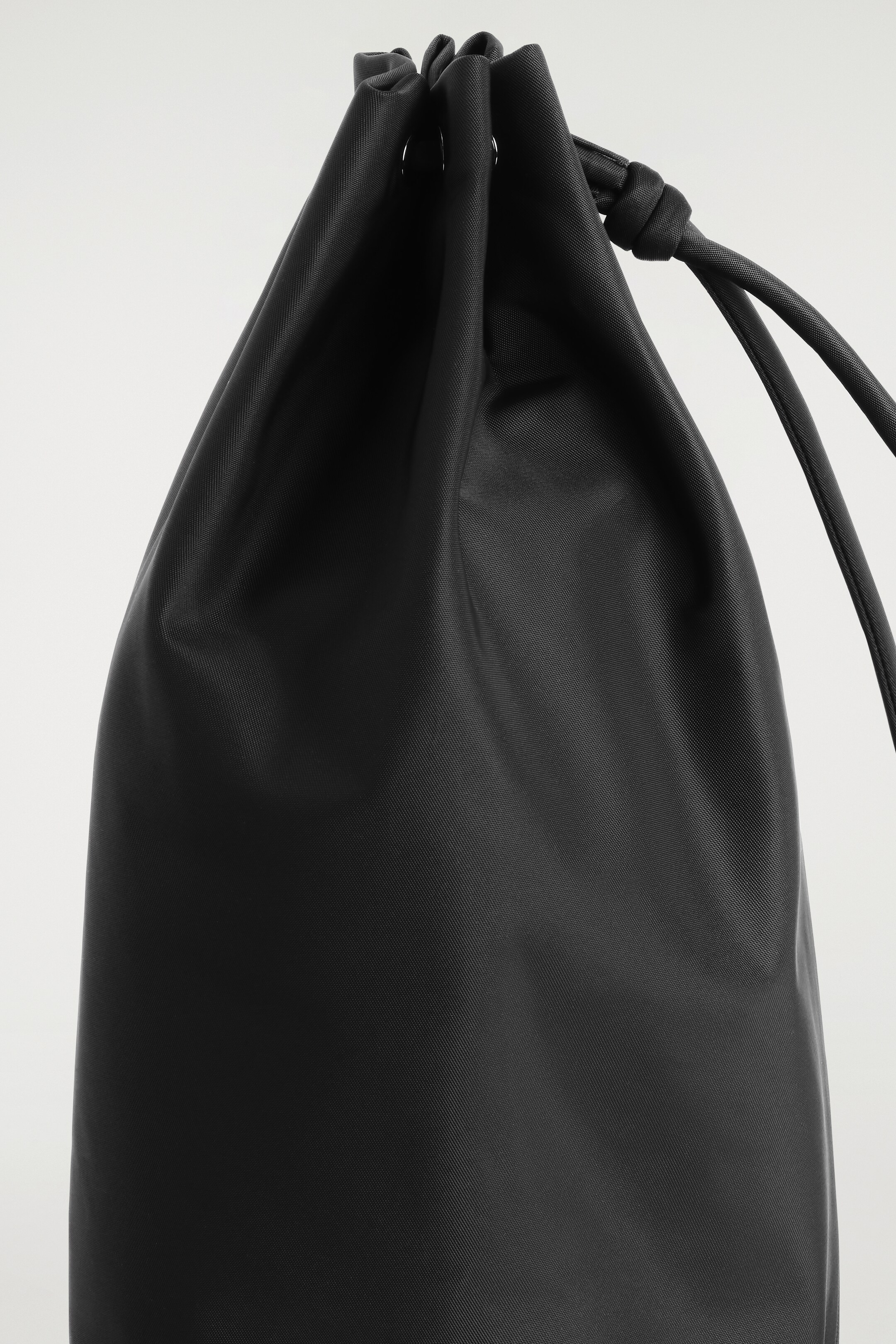 Grösseres Bild ansehen: UMHÄNGETASCHE MIT KORDZUG - NYLON - SCHWARZ - DAMEN | H&M CH 5