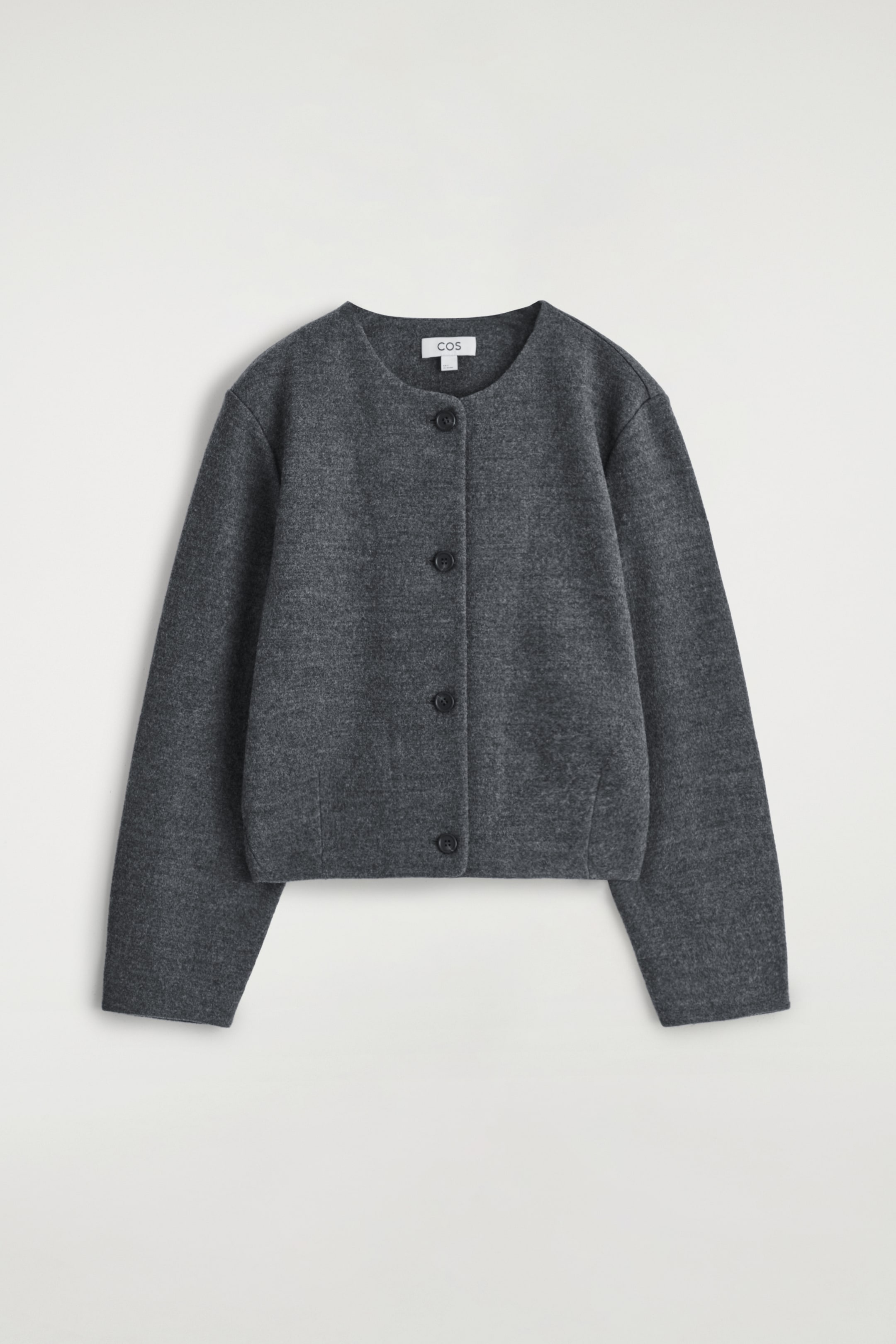 Agrandir l'image: Un cardigan gris foncé est présenté de face, avec un col rond sans col et une silhouette décontractée et raccourcie. Quatre boutons foncés ferment le devant, et des lignes de couture subtiles indiquent des poches latérales dans le tissu texturé.