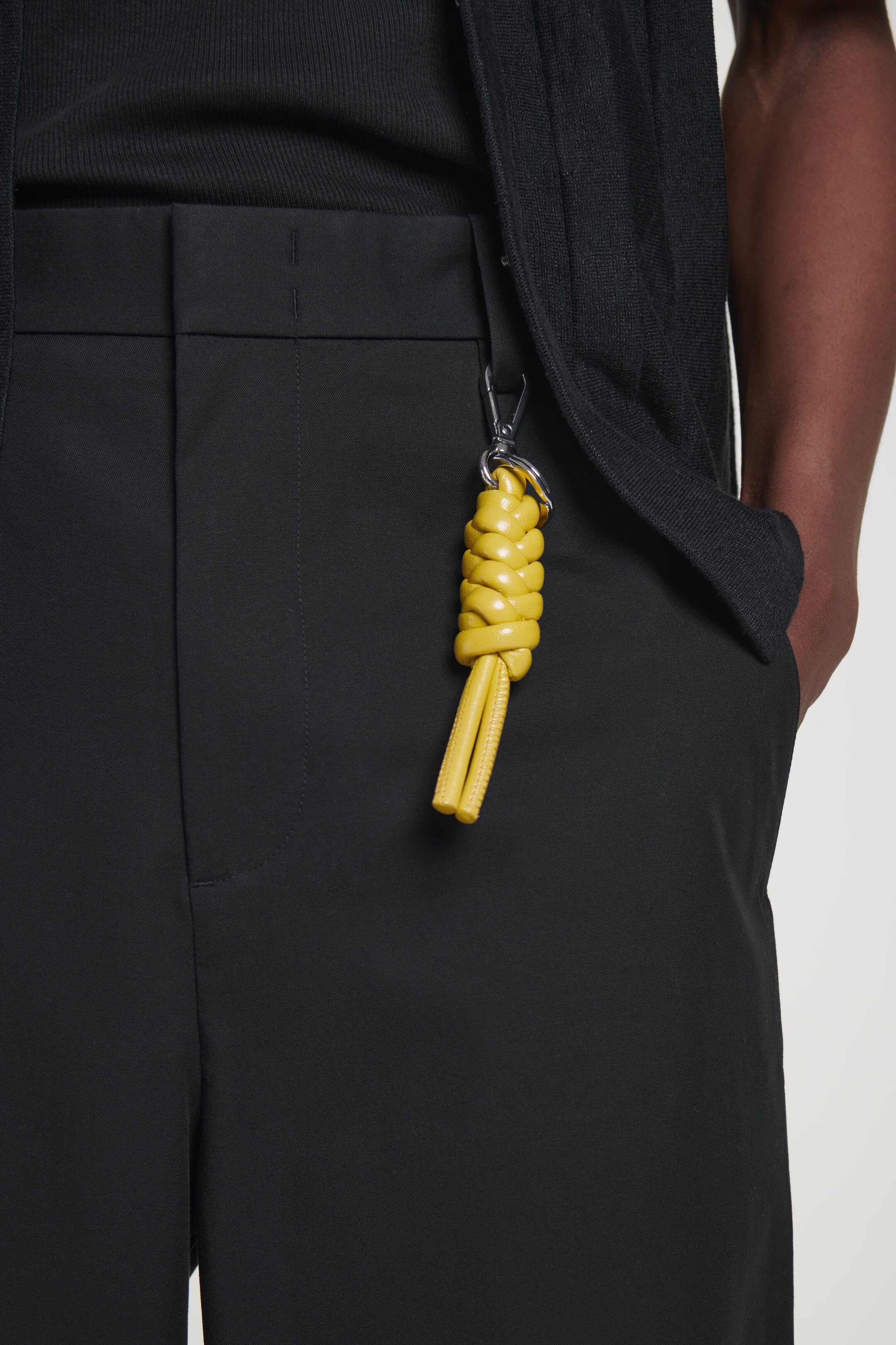 Zobrazit větší obrázek: Masivní uzlový kožený přívěsek na klíče - ŽLUTÁ - MUŽI | H&M CZ 1