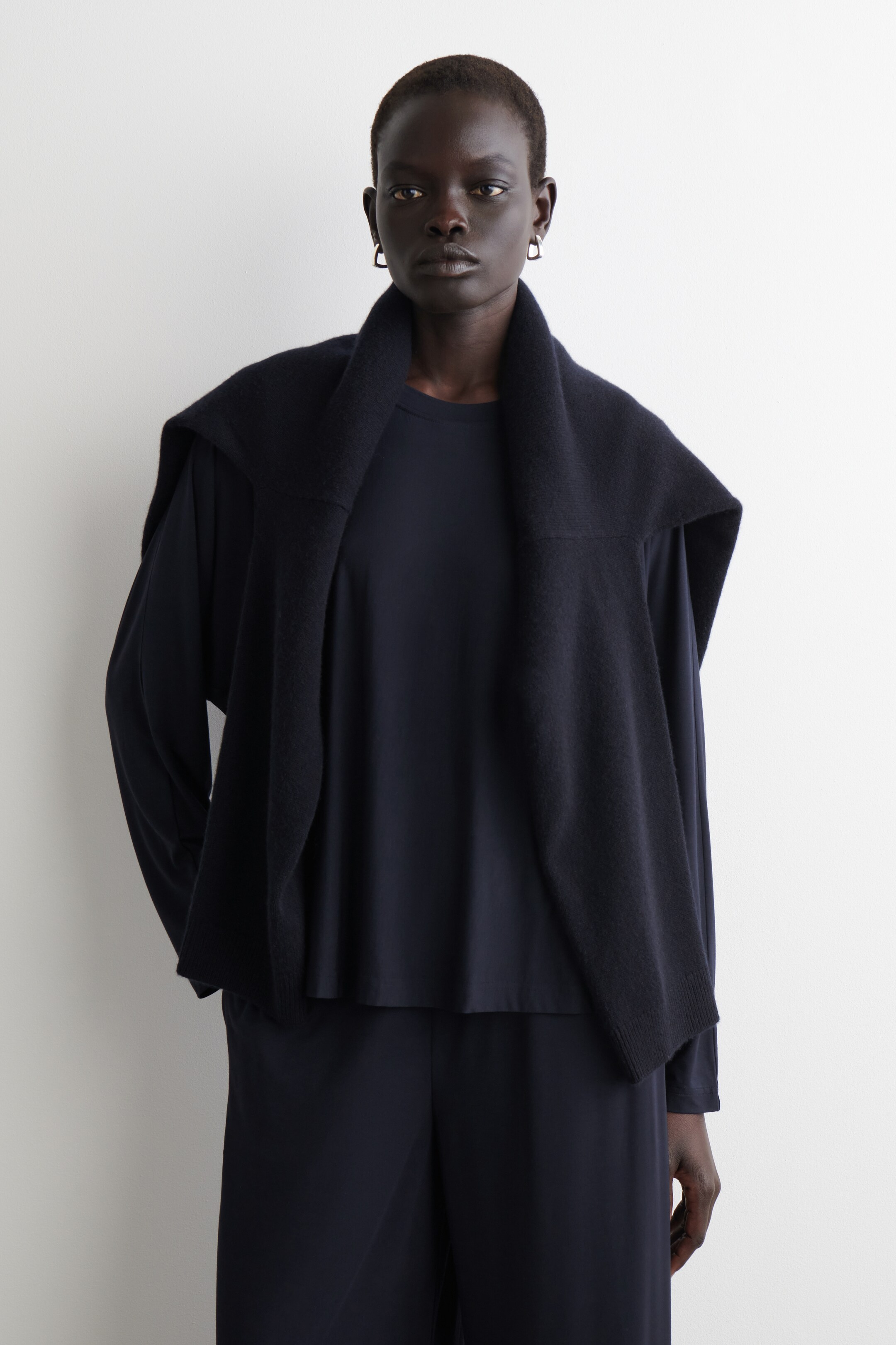 Vezi imaginea mai mare: FLUID JERSEY LONG-SLEEVED TOP - BLEUMARIN - FEMEI | H&M RO 1