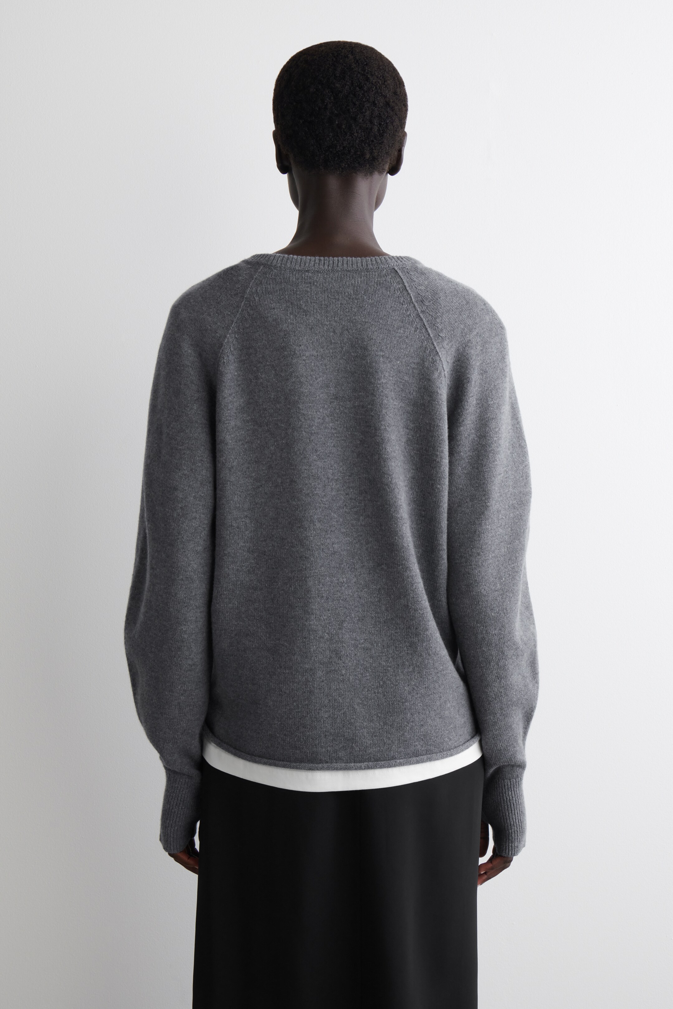 Größeres Bild ansehen: PULLOVER AUS MERINOWOLLE MIT V-AUSSCHNITT - DUNKELGRAU MELIERT - Ladies | H&M DE 4