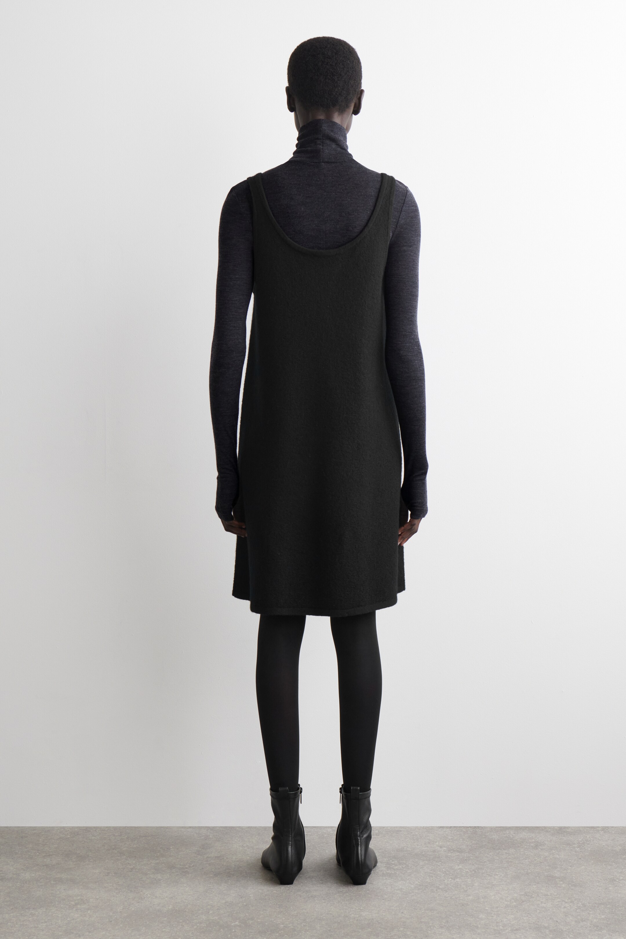 Zobrazit větší obrázek: MINI ŠATY Z VAŘENÉ VLNY ÁČKOVÉHO STŘIHU - ČERNÁ - ŽENY | H&M CZ 5