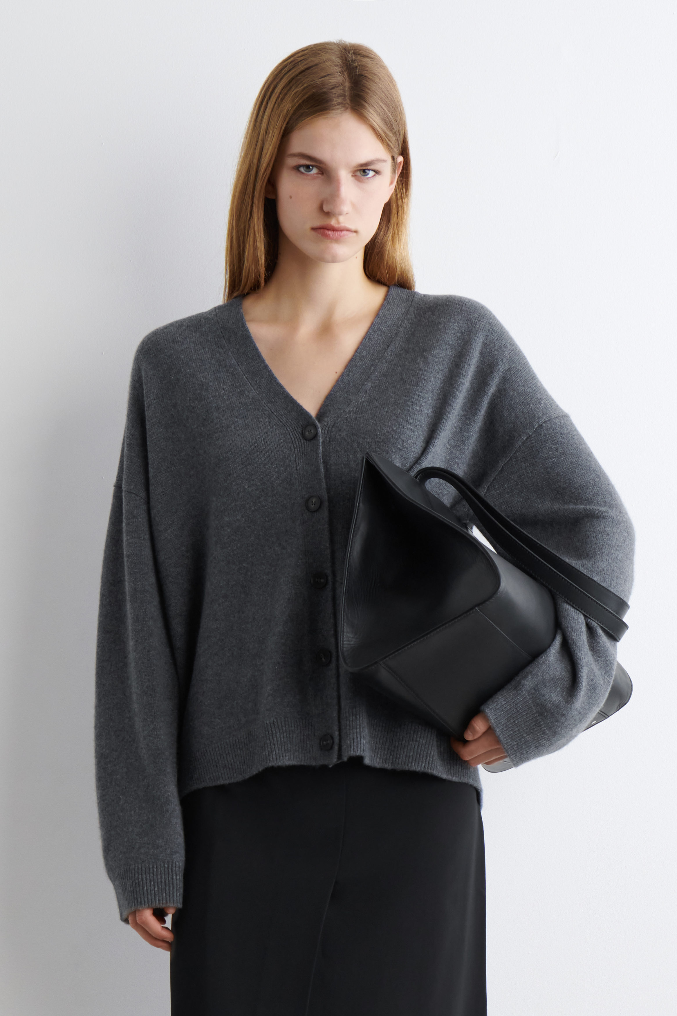 ★★ ★★ Our cashmere v-neck cardigan T22E7KCD CASHMERE V-NECK CARDIGAN - GRAY MÉLANGE | COS