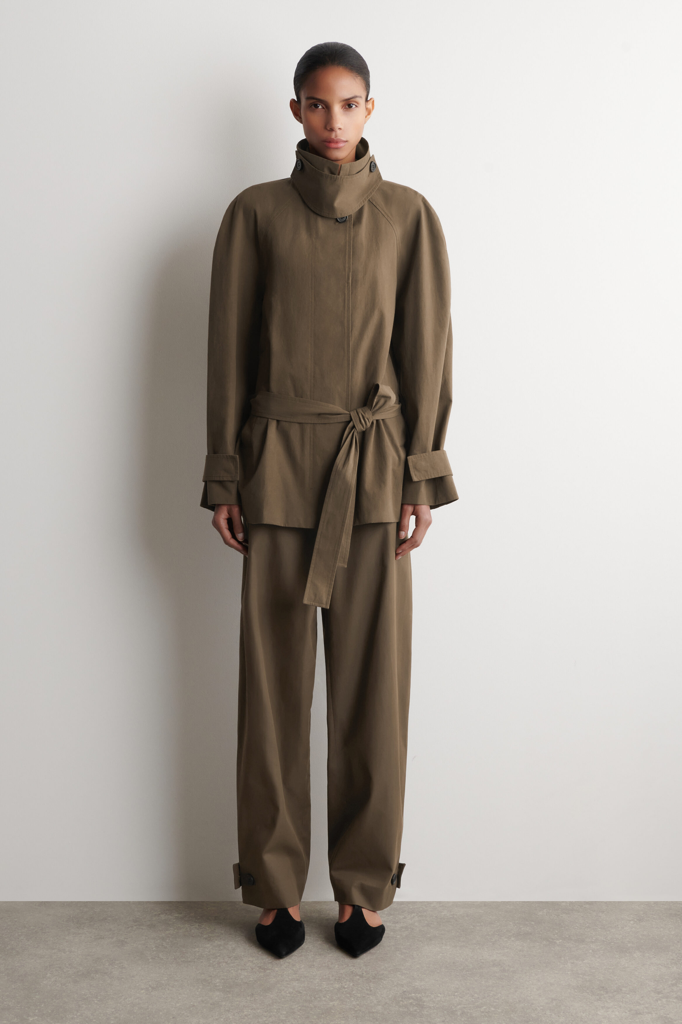BELTED COTTON SHORT TRENCH COAT - BROWN | COS US