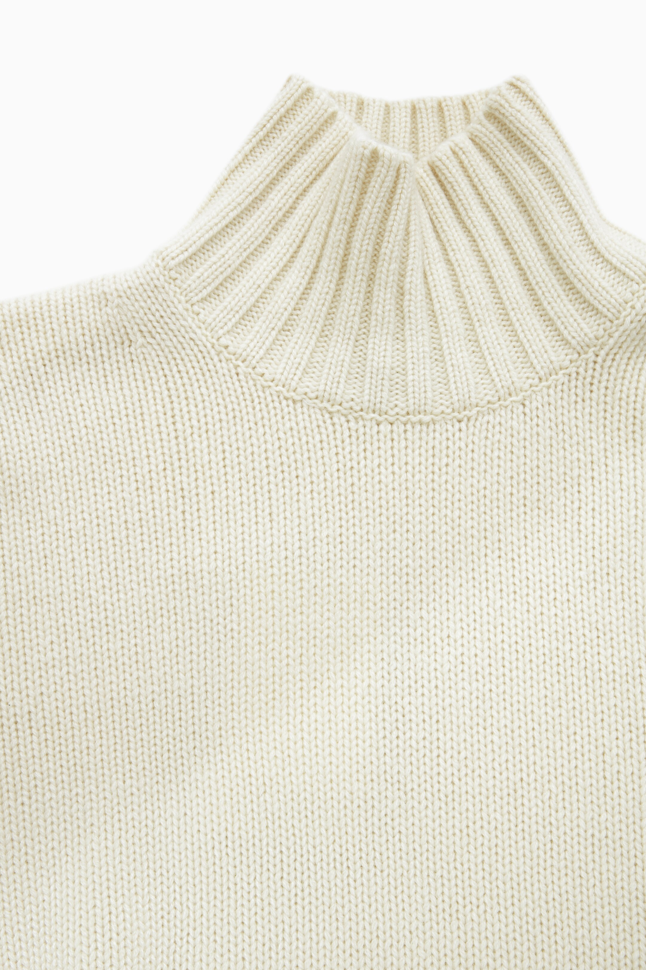 Se større billede: FUNNEL-NECK PURE CASHMERE JUMPER - WHITE - DAME | H&M DK 2