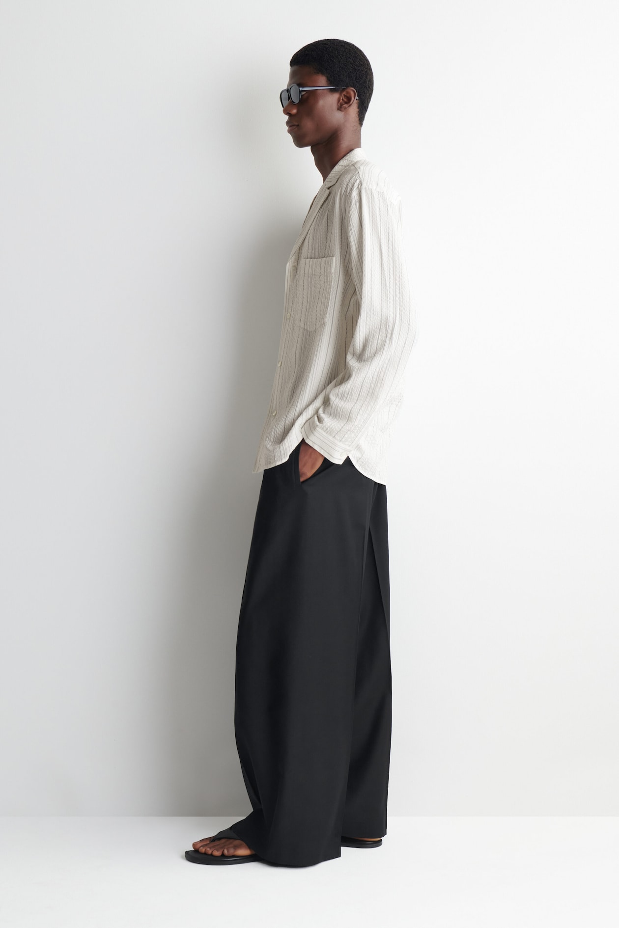 STRIPED TEXTURED CAMP-COLLAR SHIRT — WHITE / STRIPED