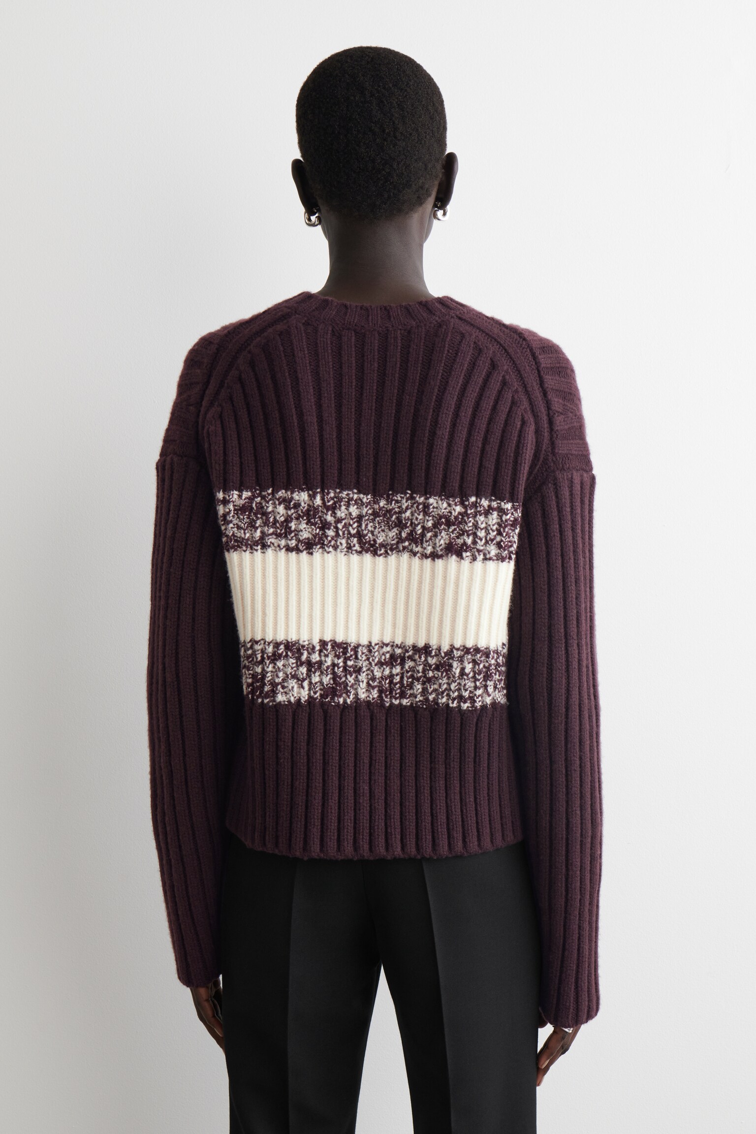 PULOVER CU DECOLTEU ÎN V DIN LÂNĂ MERINO TEXTURATĂ - BURGUNDY / CREAM - 7