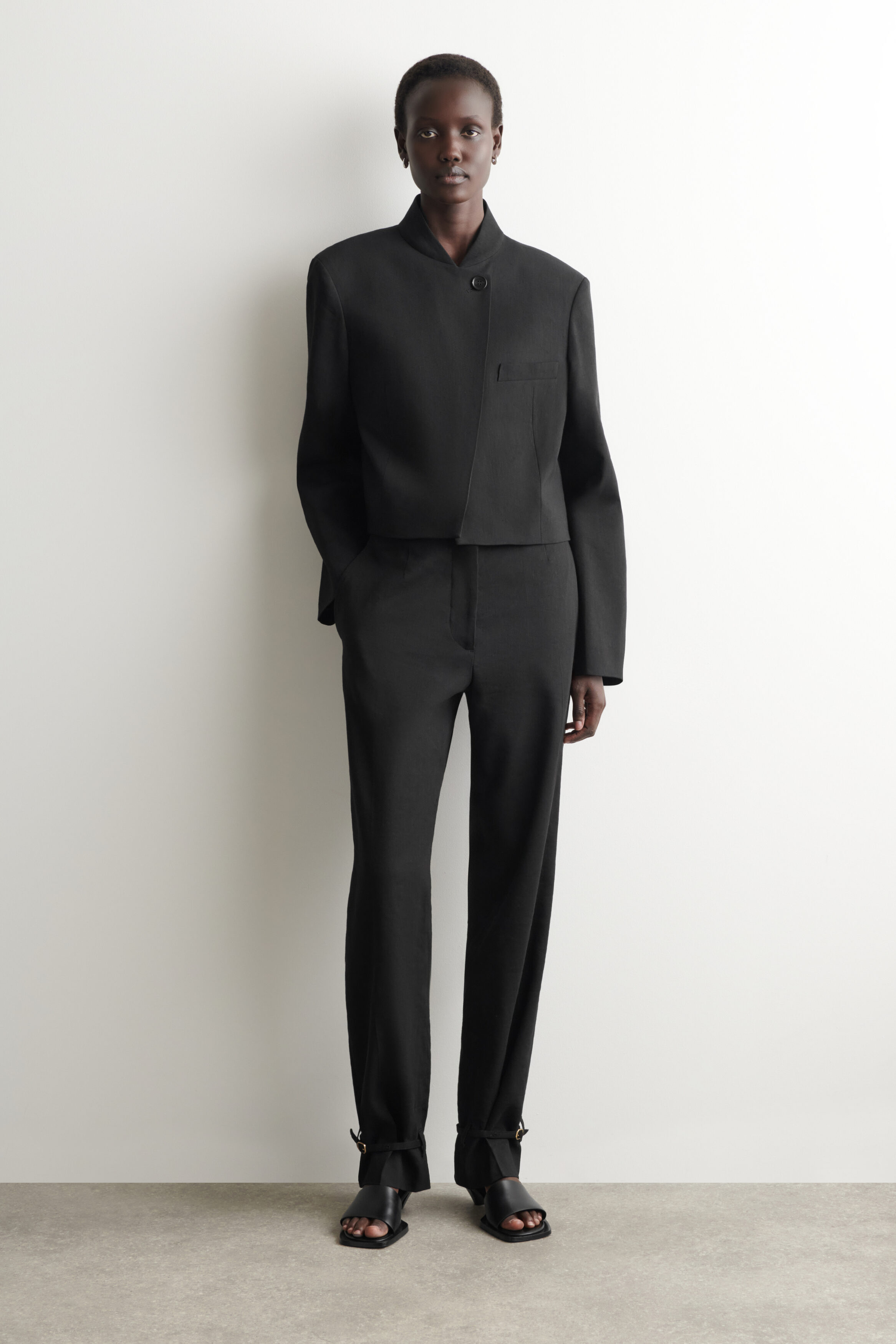CROPPED STRUCTURED LINEN BLAZER - BLACK | COS US