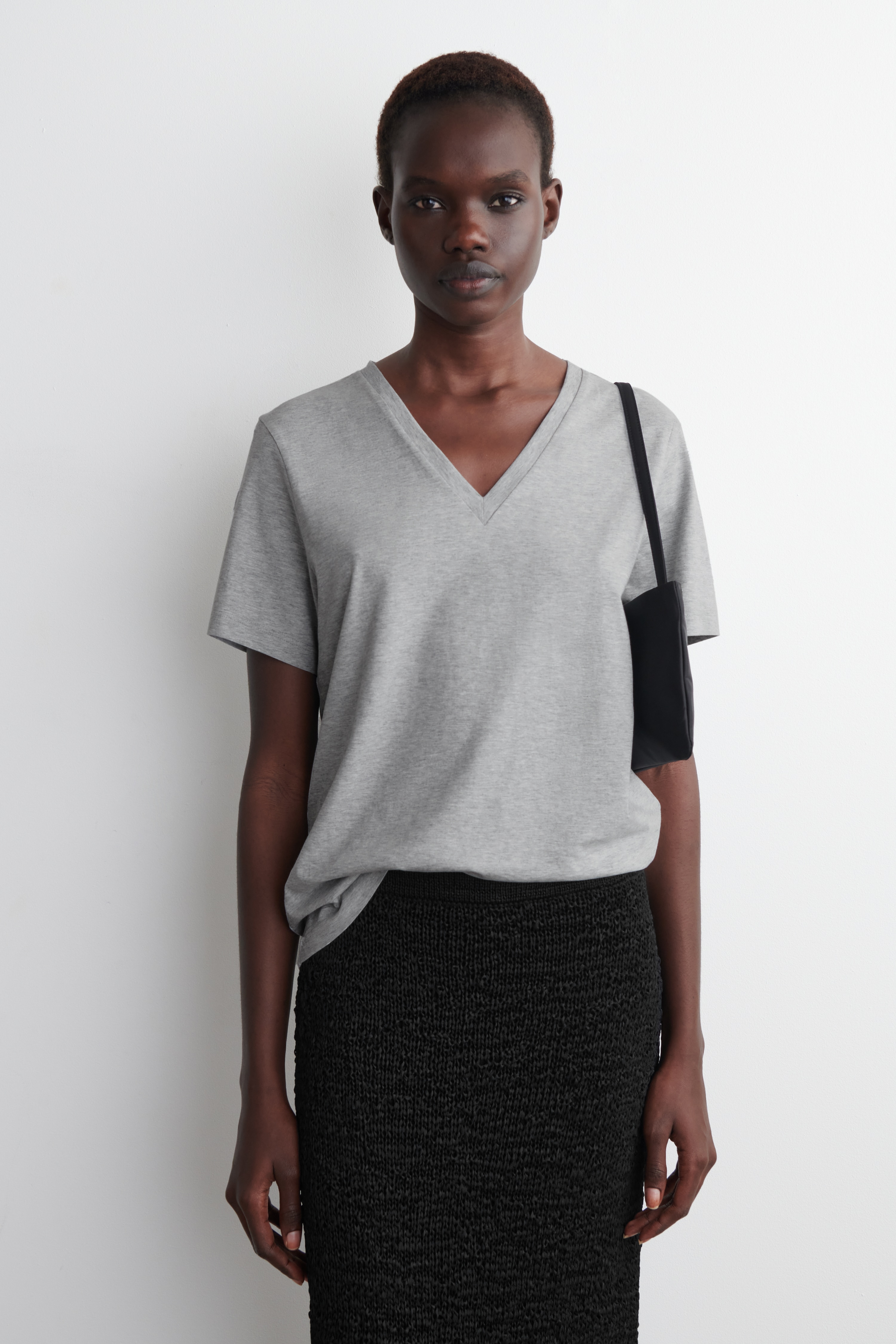 TRICOU DIN BUMBAC CU DECOLTEU ÎN V - GRI MELANJ/ALB / CU DUNGI/NEGRU/ALB/BLEUMARIN/BEJ DESCHIS / NEVOPSIT