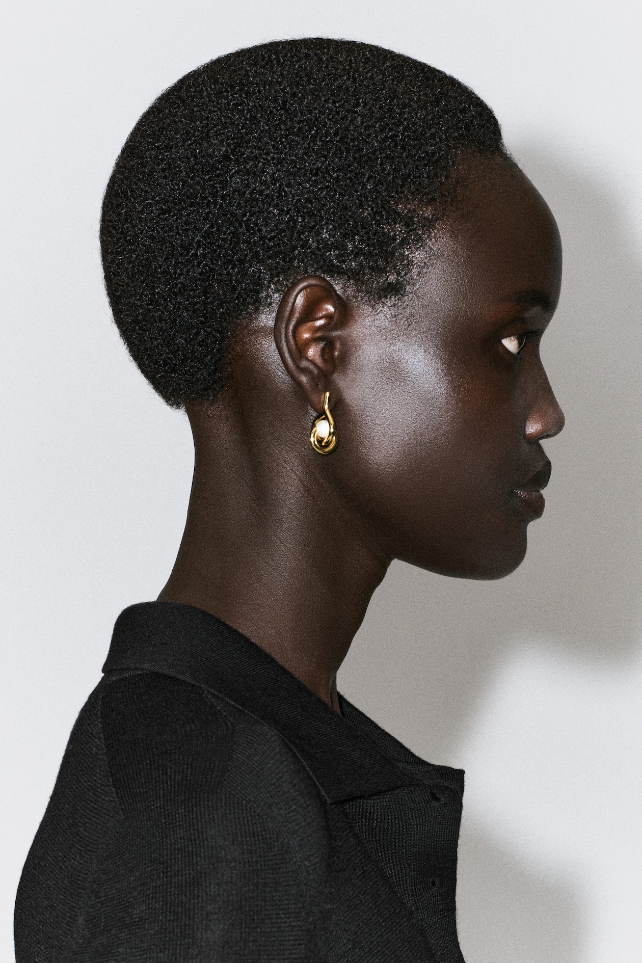 SCULPTURAL PEARL EARRINGS — ZŁOCISTY/ PERŁA