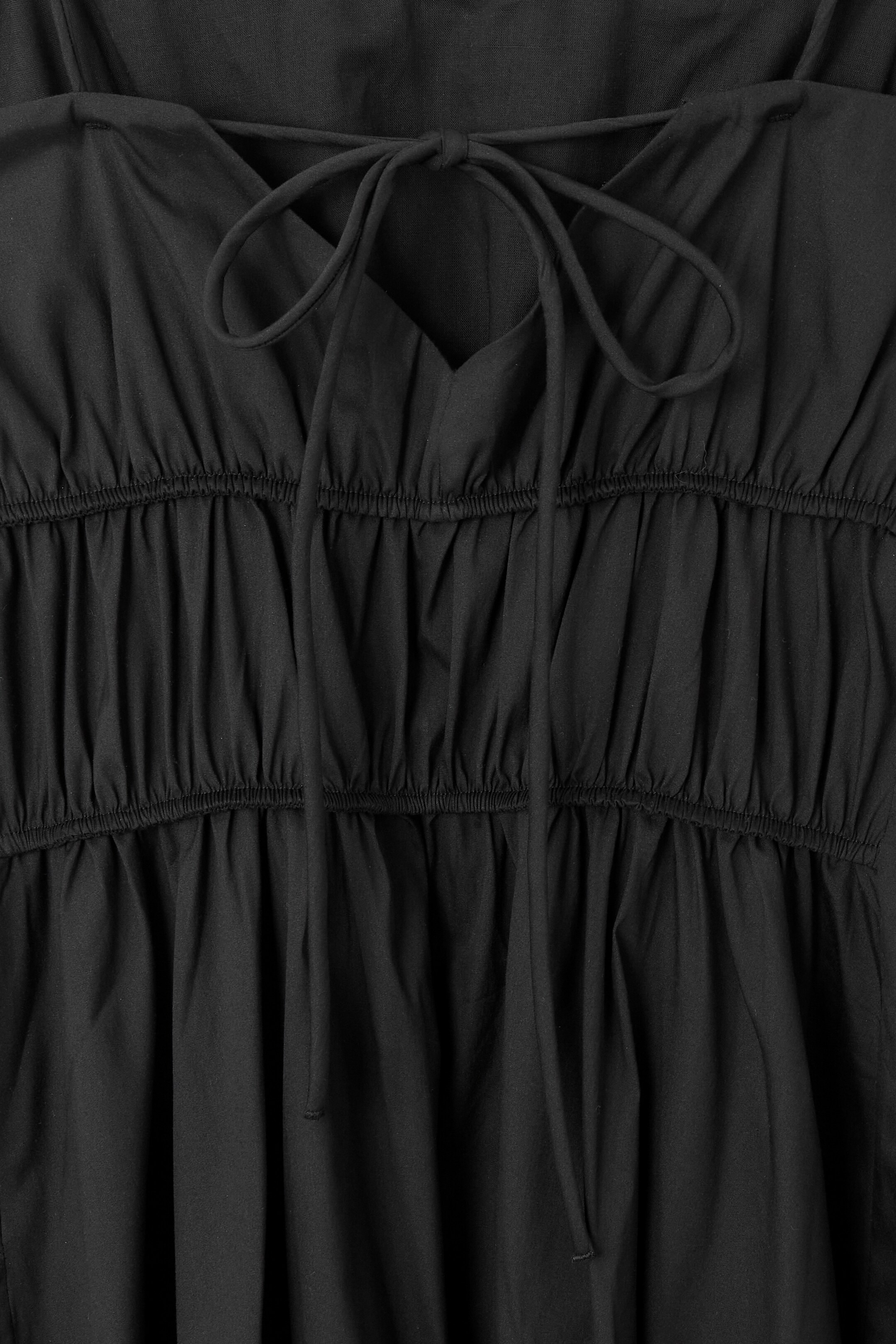Grösseres Bild ansehen: MIDIKLEID AUS BAUMWOLLE MIT RAFFUNGEN - SCHWARZ - DAMEN | H&M CH 2