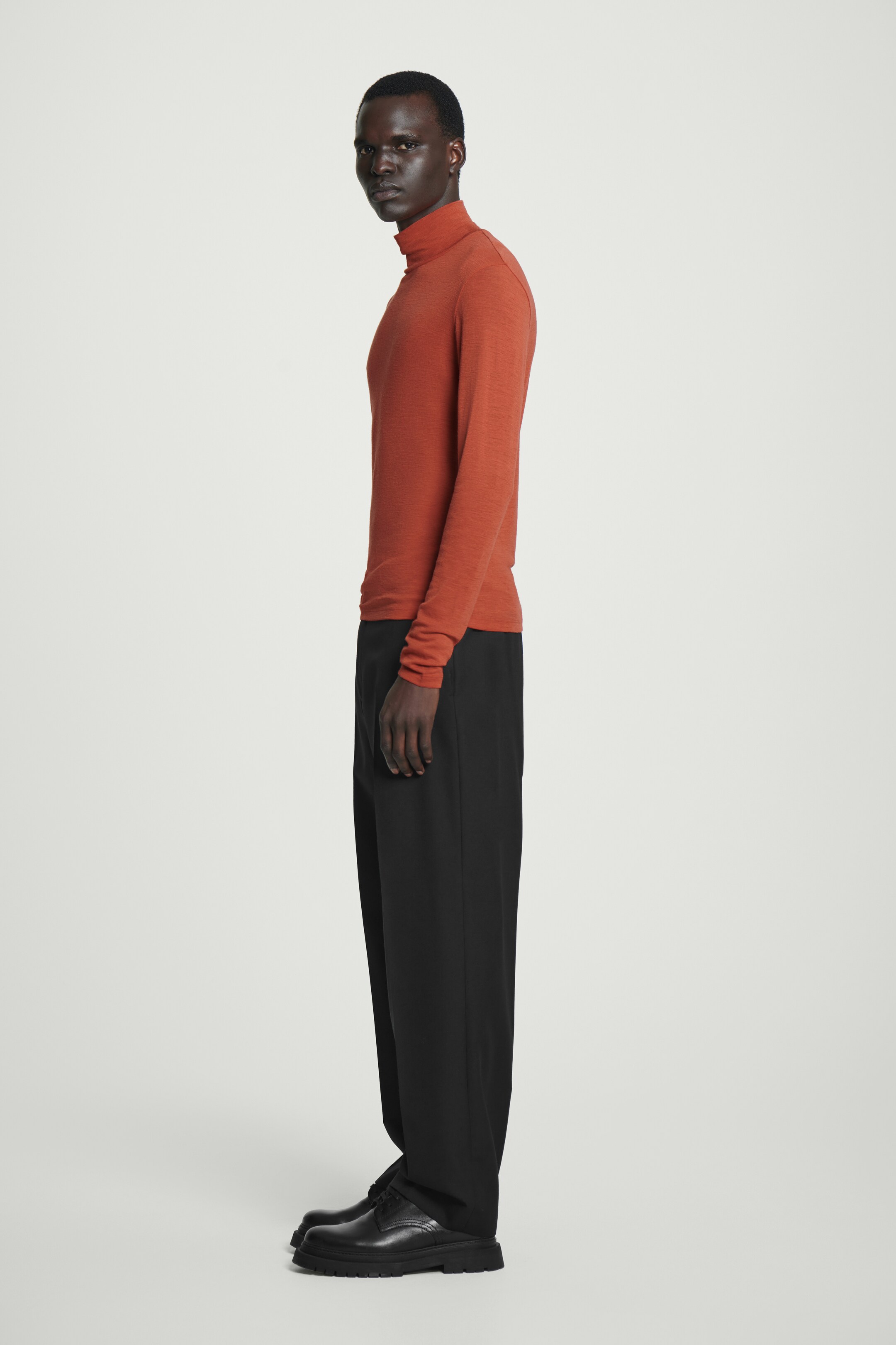 Visa större bild: FIGURNÄRA POLOTRÖJA I ULLTRIKÅ - RÖD - HERR | H&M SE 4