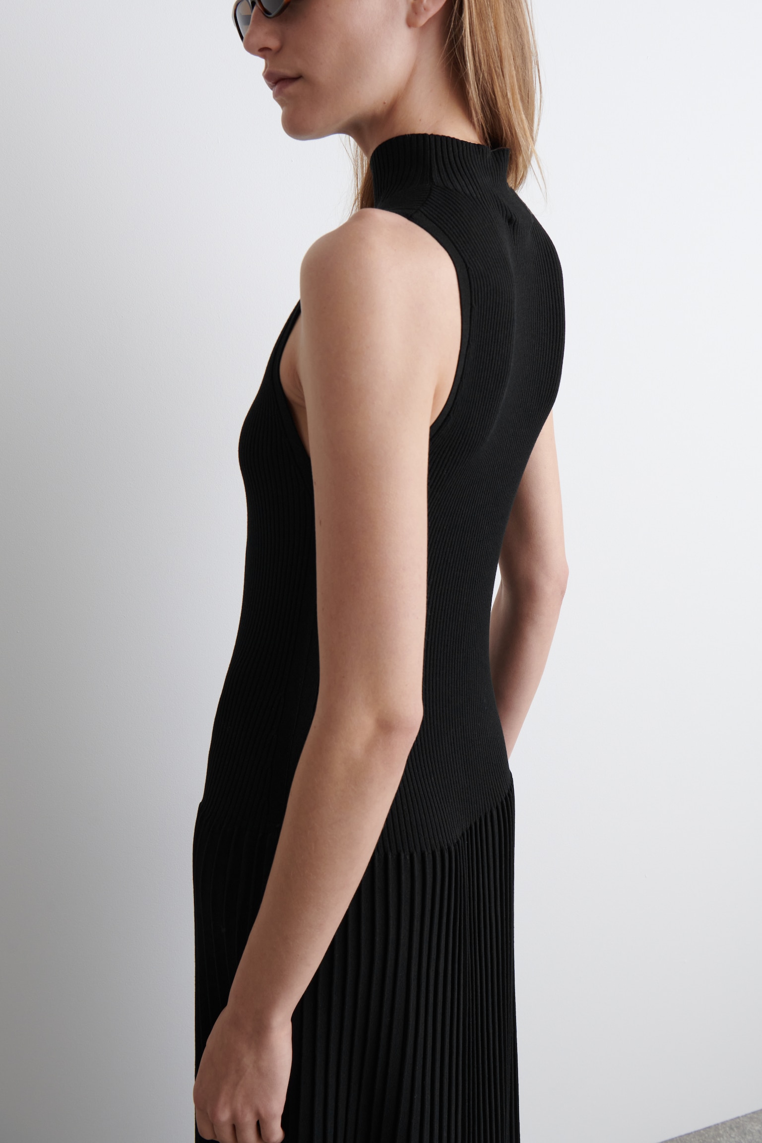 VESTIDO LARGO PLISADO DE CUELLO ALTO - NEGRO/VERDE CLARO - 3