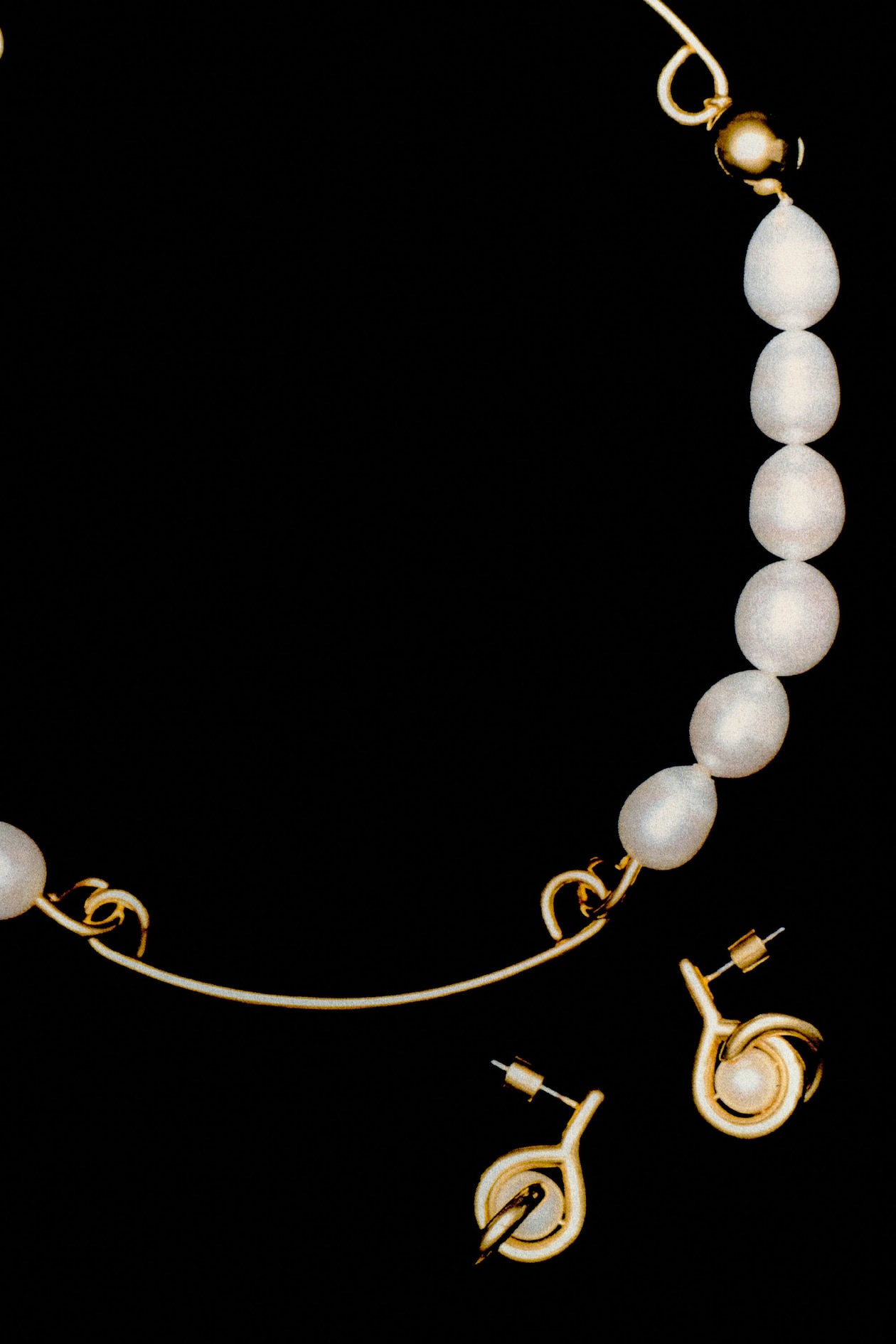 SCULPTURAL PEARL EARRINGS — ZŁOCISTY/ PERŁA