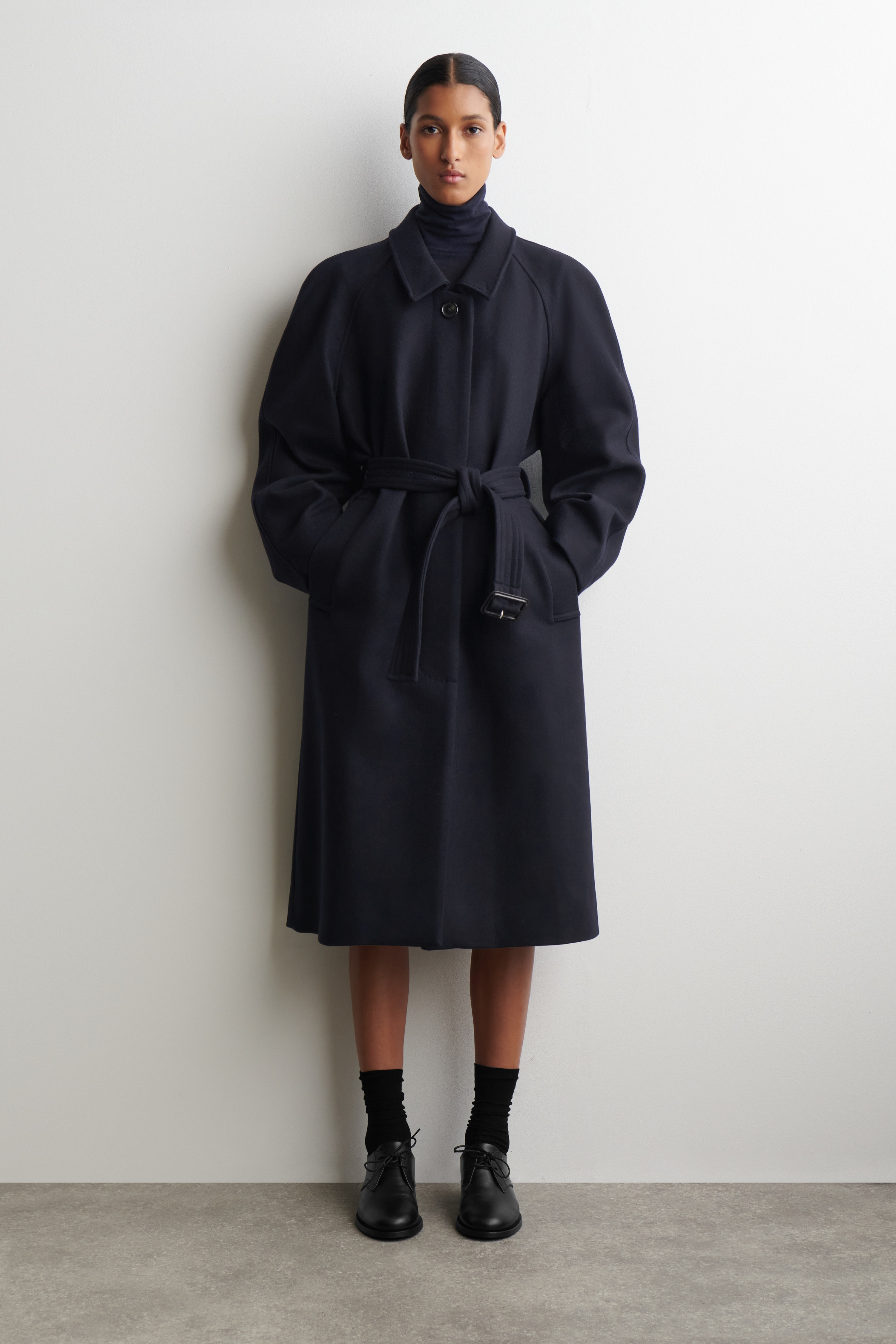 WOOL-BLEND LONG TRENCH COAT - NAVY/TMAVĚ HNĚDÁ / KOSTKOVANÝ