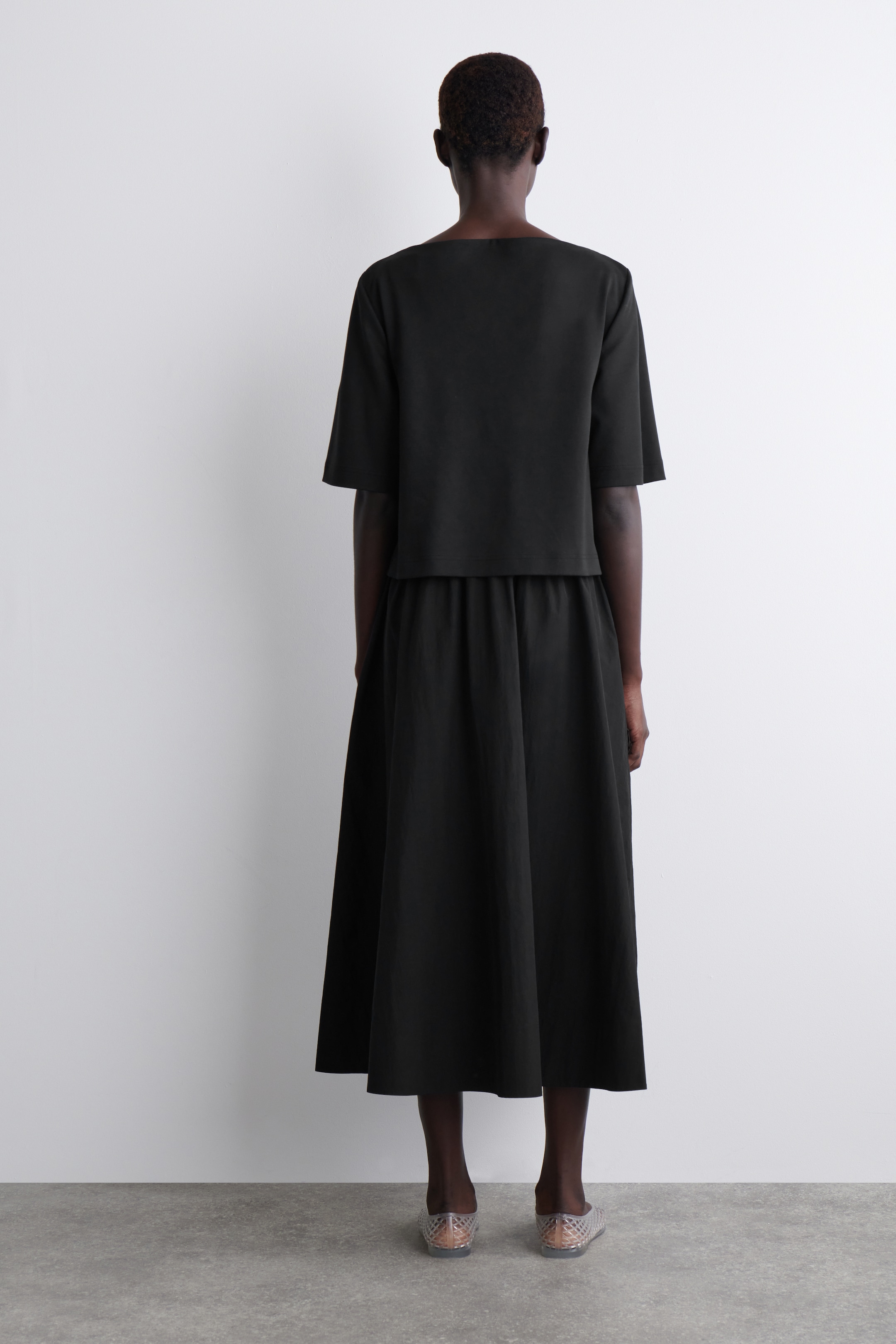 Grösseres Bild ansehen: MEHRLAGIGES MIDIKLEID MIT U-BOOT-AUSSCHNITT - SCHWARZ - DAMEN | H&M CH 3