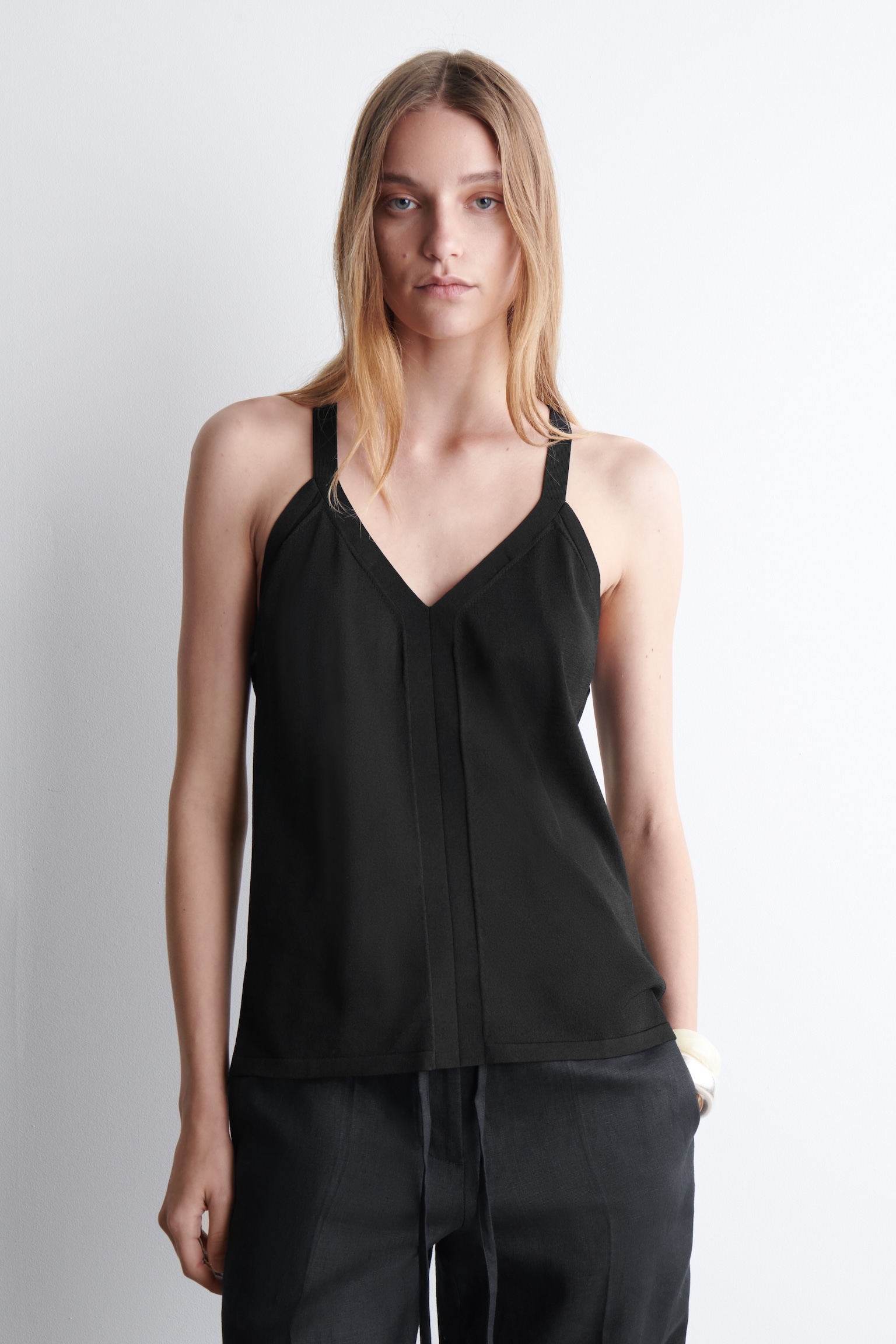 KNITTED V-NECK TANK TOP - BLACK/DARK RED