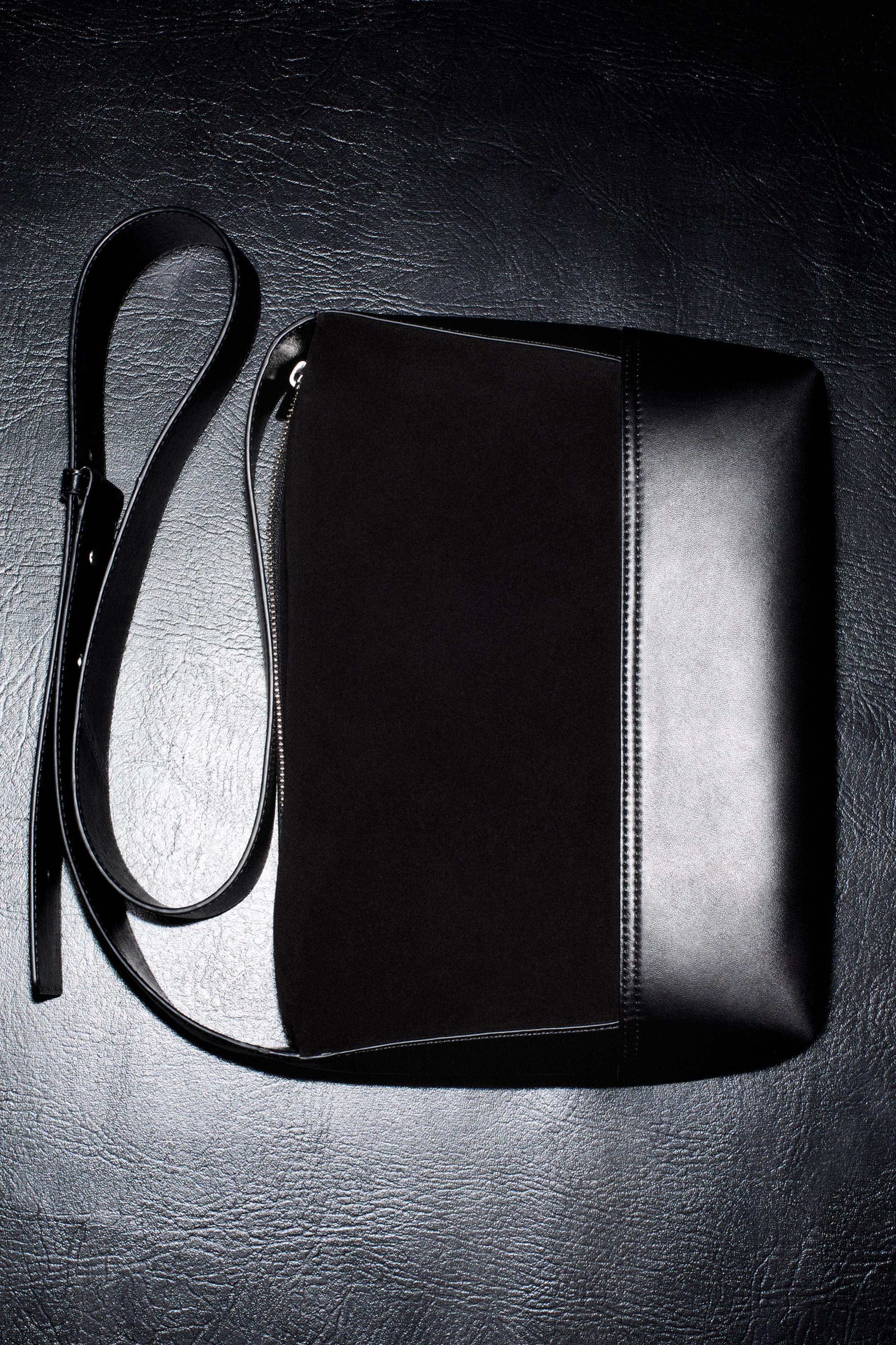 AGENDA SHOULDER BAG - LEATHER
