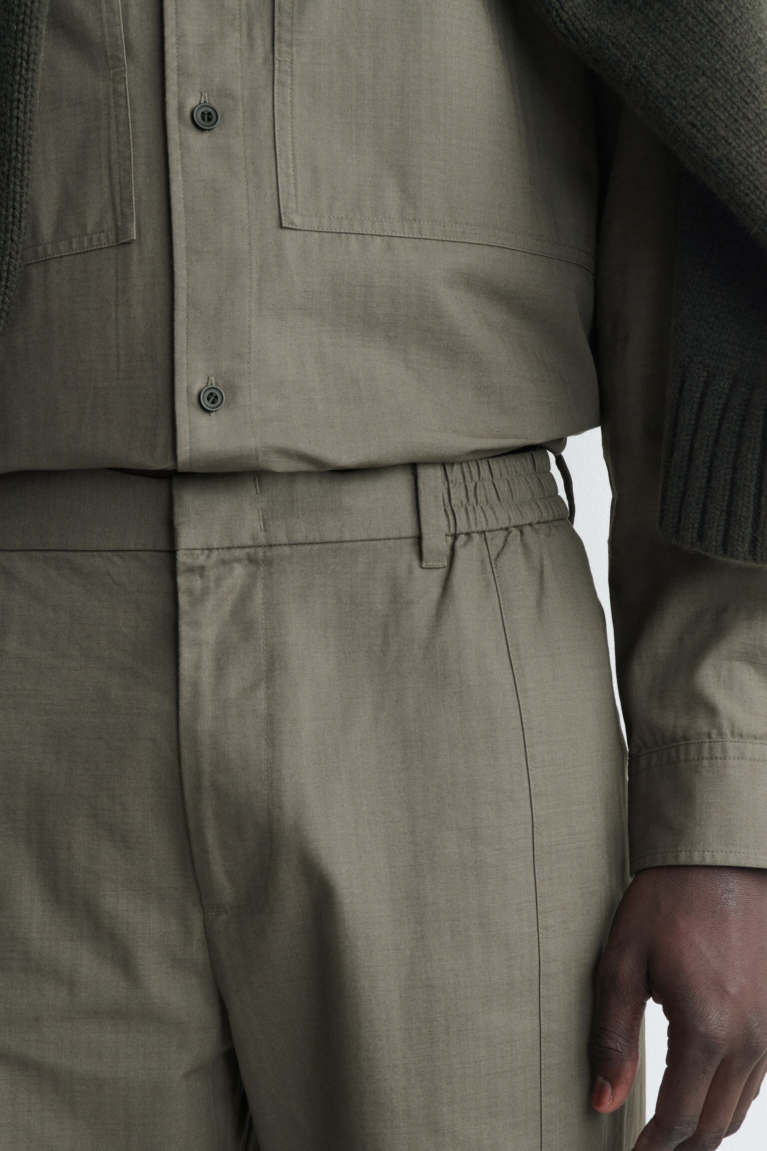 HOSE AUS BAUMWOLLE MIT GERADEM BEIN - DUNKLES KHAKI - 6