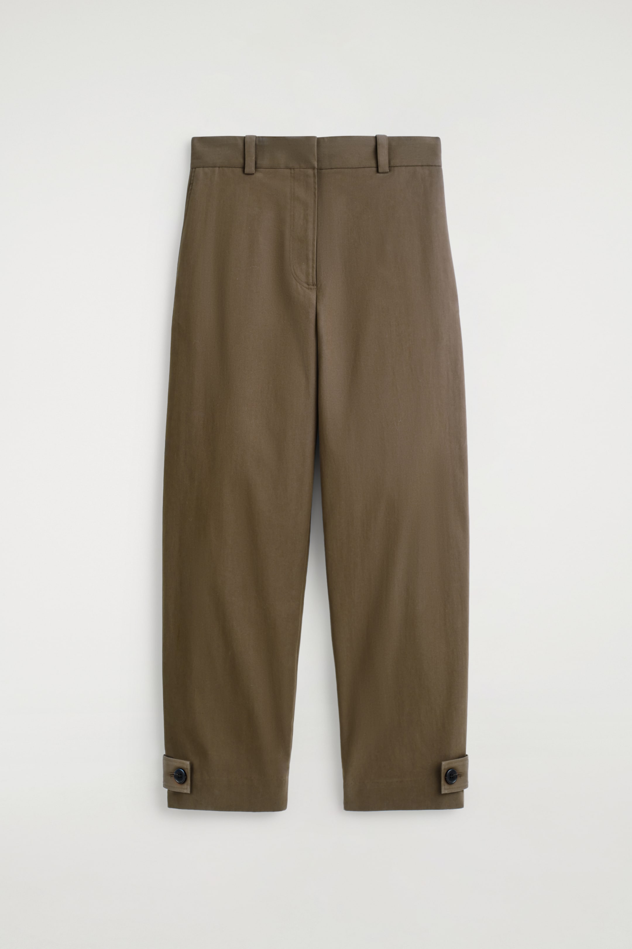 Visualizza l'immagine ingrandita: Pantaloni in verde oliva scuro presentati frontalmente, con cintura piatta dotata di passanti e chiusura anteriore nascosta. Le gambe cropped si rifiniscono con linguette abbottonate sul lato esterno delle caviglie.
