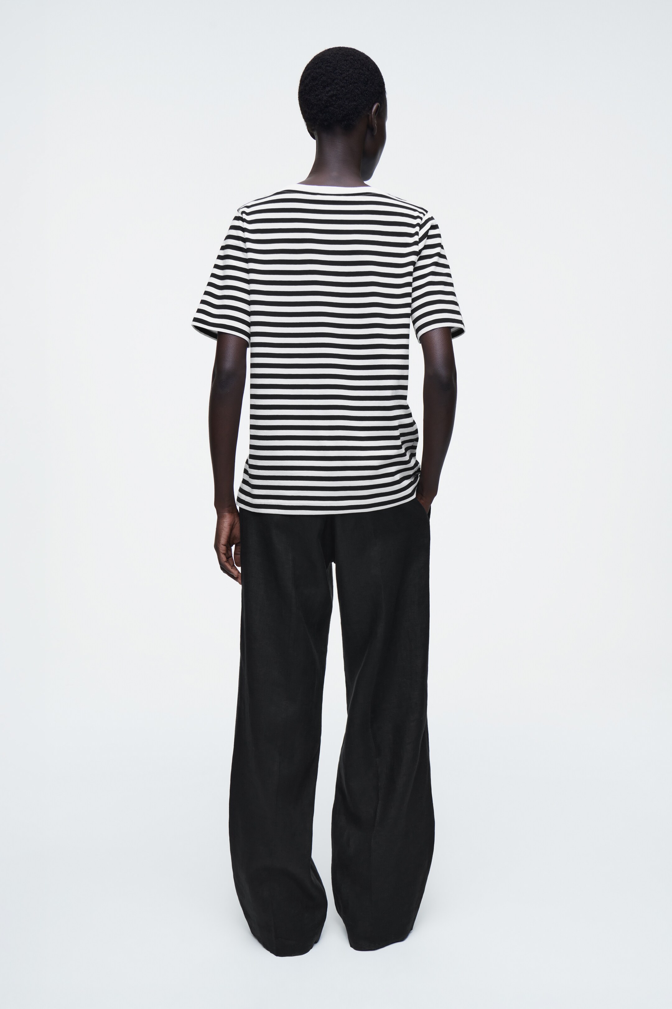 Ver imagen más grande: CAMISETA CUELLO DE PICO 24/7 REGULAR FIT - NEGRO/BLANCO/A RAYAS - MUJER | H&M ES 5