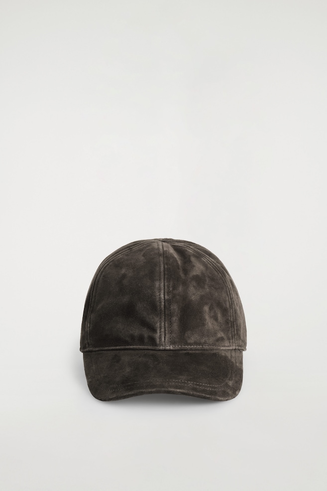 SUEDE BASEBALL CAP — CHOCOLATE