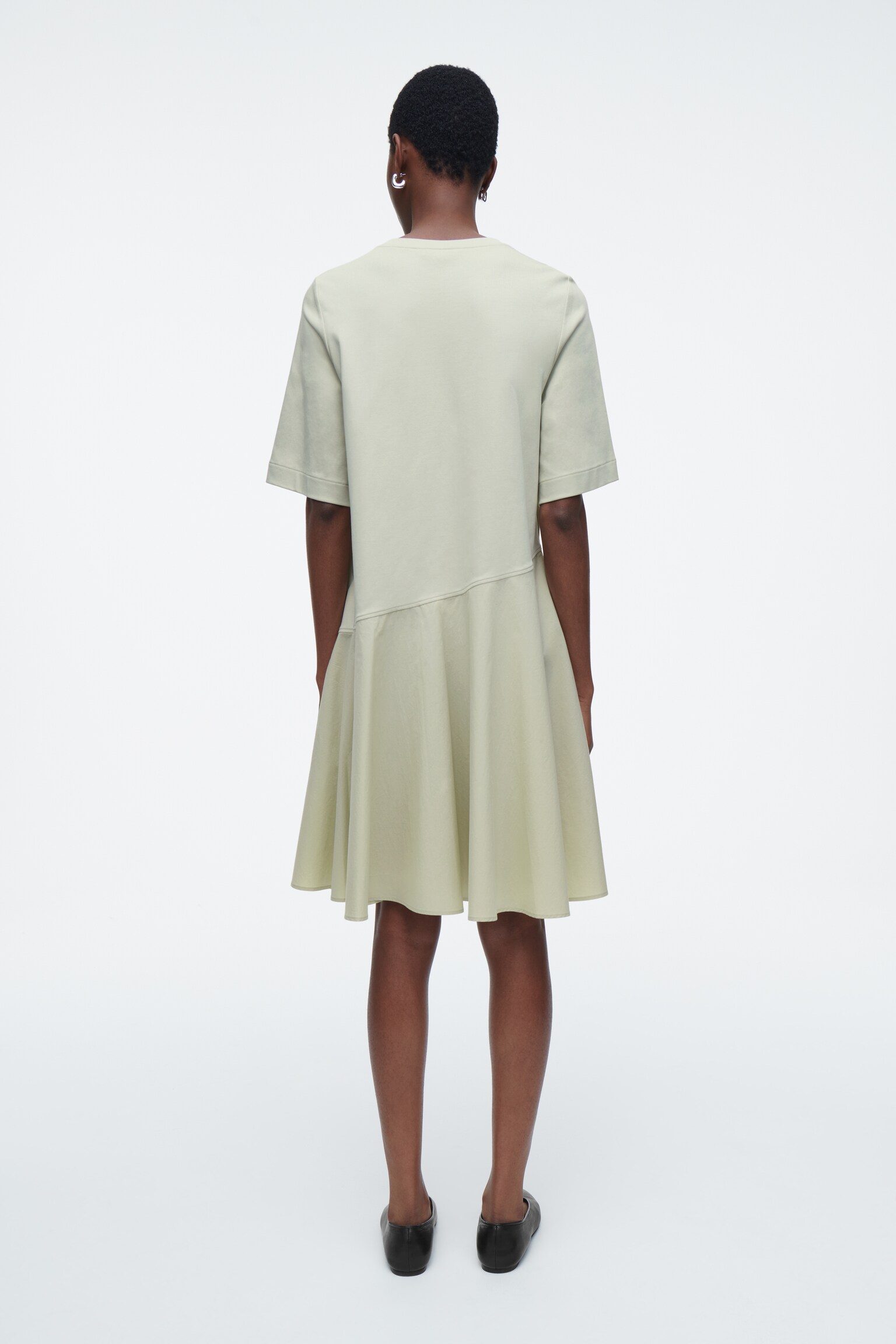VESTIDO CAMISETA CORTO ASIMÉTRICO - PISTACHO/NEGRO/COBALTO - 4